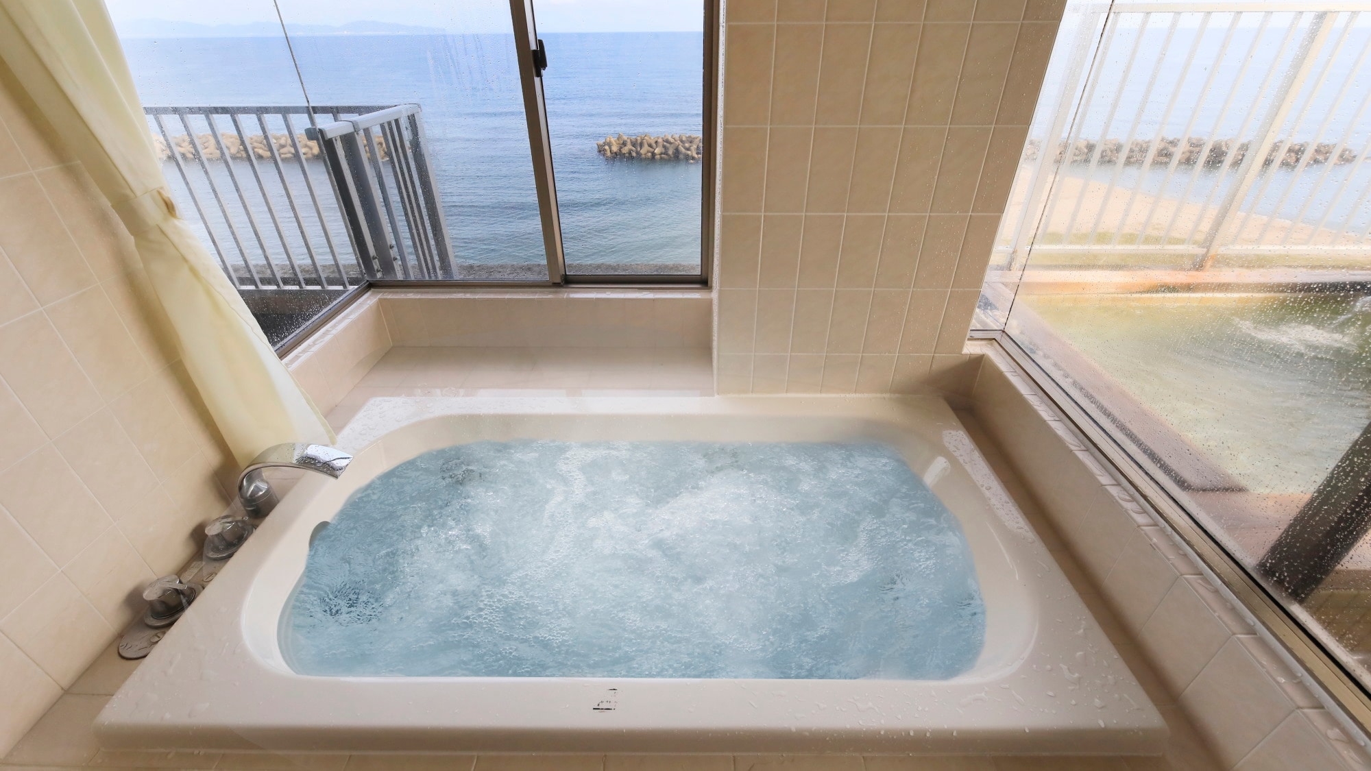 [Open-air bath & panoramic jacuzzi] Japanese-Western twin room / 70 m² (example)
