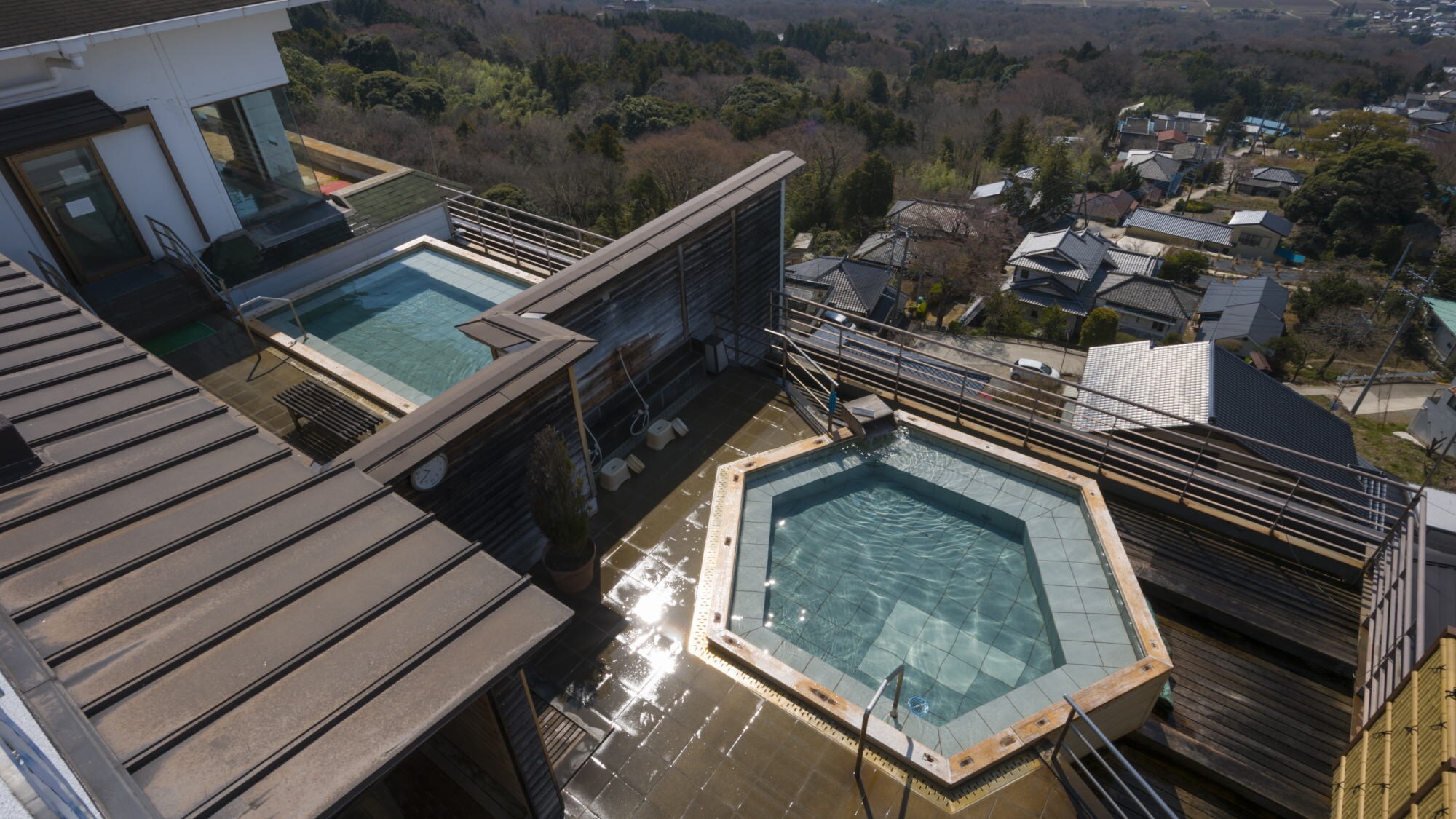 [Top floor panoramic open-air bath]