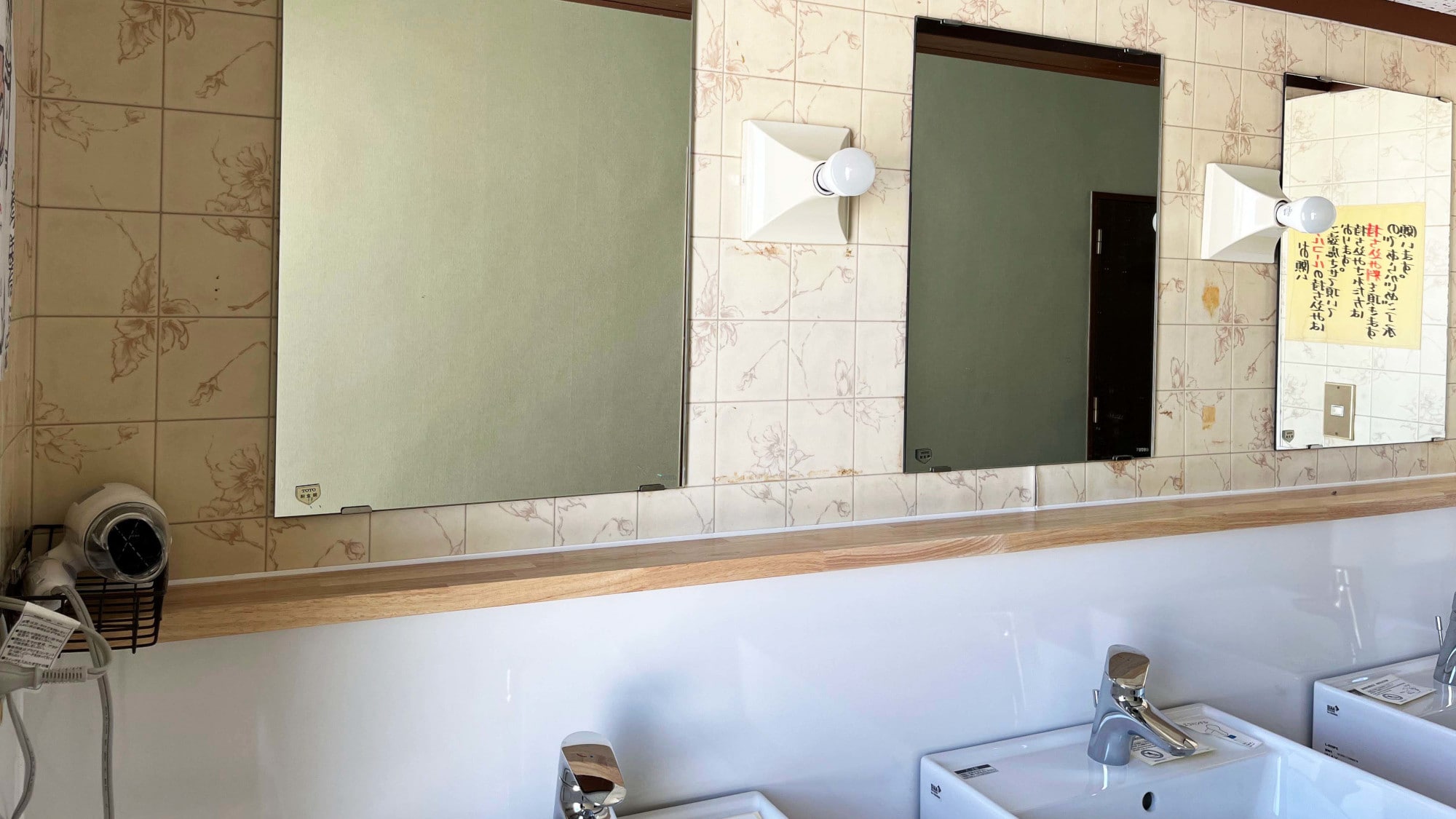 Dilengkapi dengan pengering rambut di kamar mandi bersama