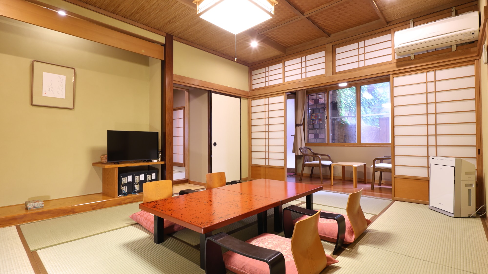 Guest room with open-air bath and next room (10 tatami mats + 6 tatami mats) Greenery can be seen outside the window