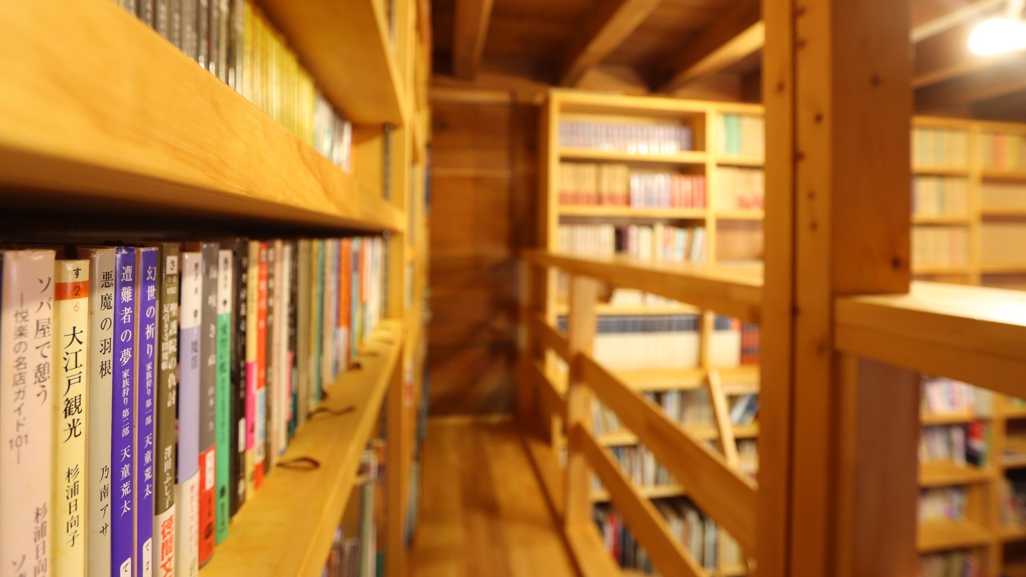 [Staying at a storehouse - a library] A storehouse where you can enjoy many books, from picture books to ancient documents