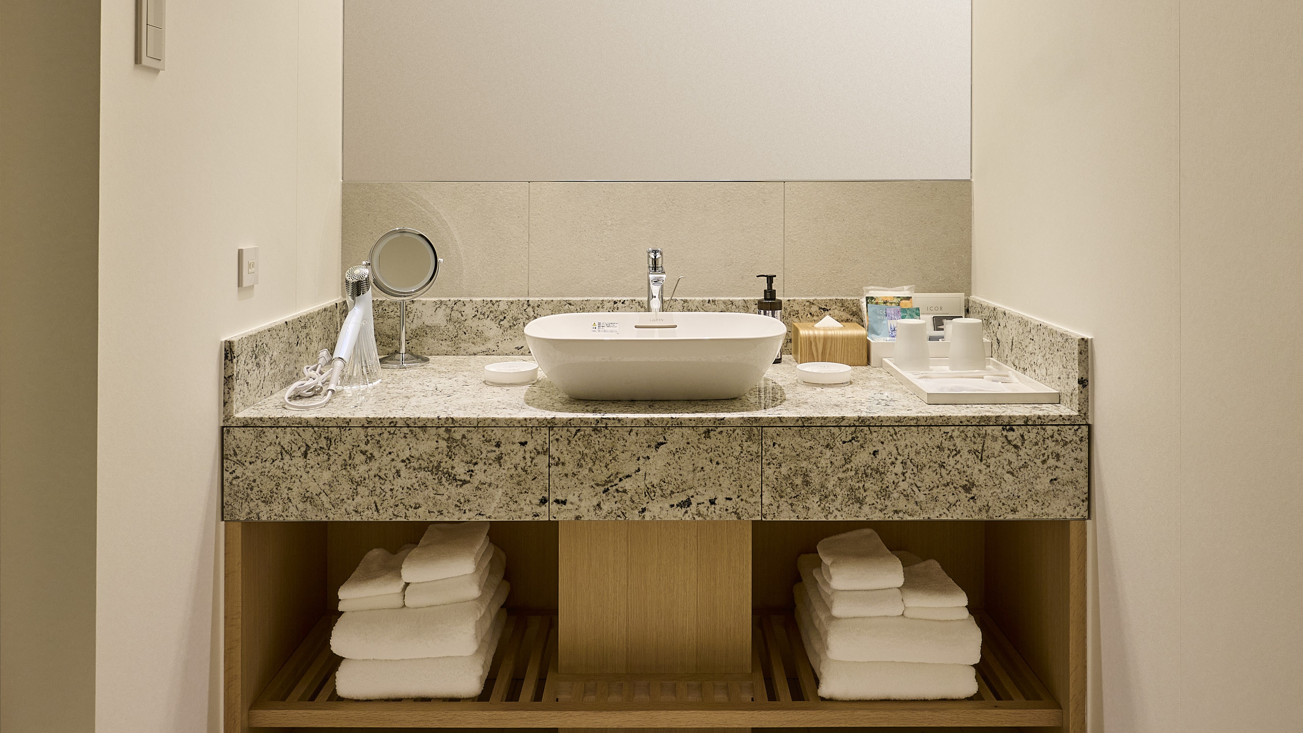 Kamar mandi kamar Plaza Twin di lantai atas (desain bervariasi tergantung kamar)