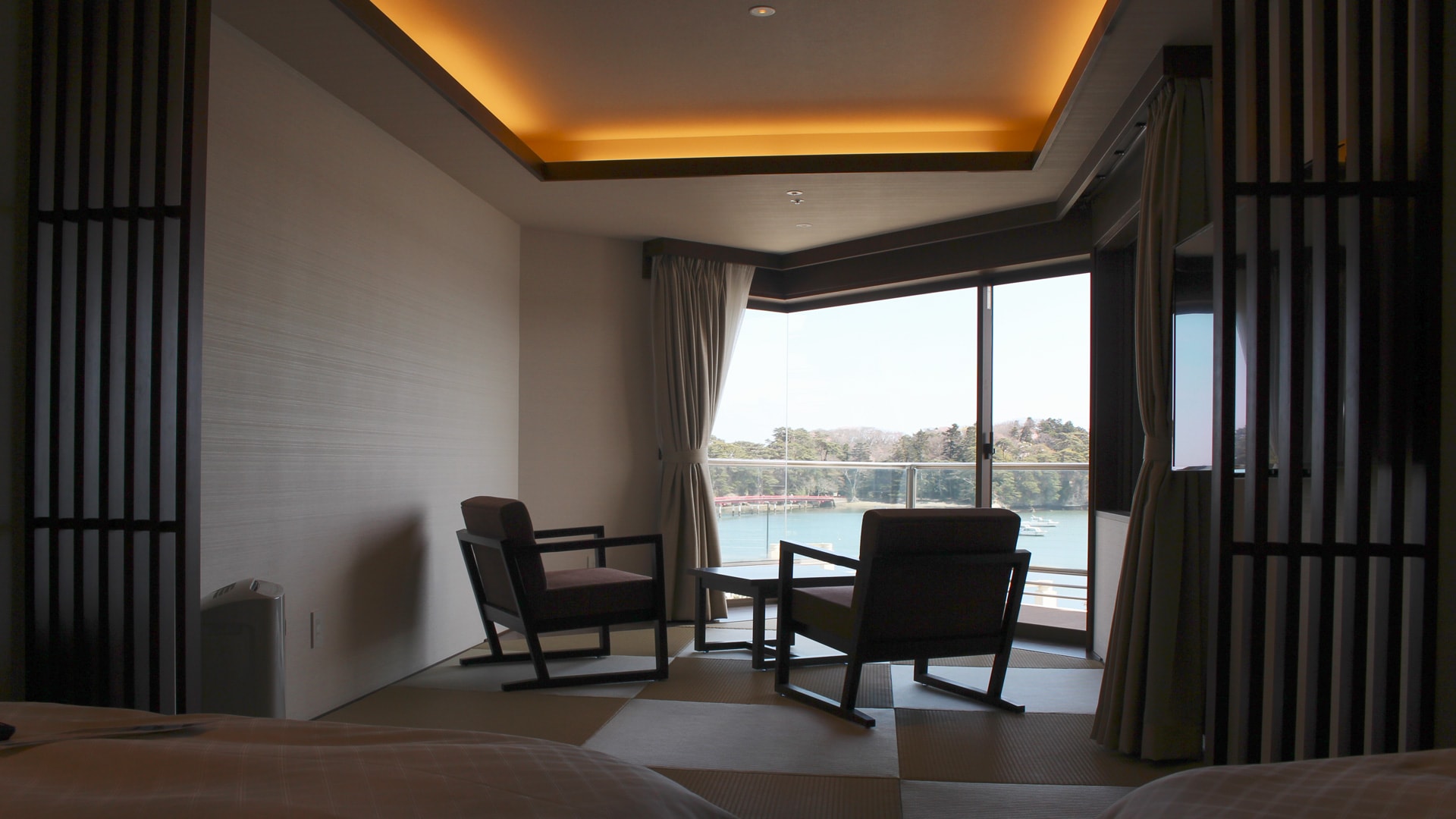 Indoor 3 rooms with hot spring semi-open-air baths: “Nagetsu” and “Fazetsu”