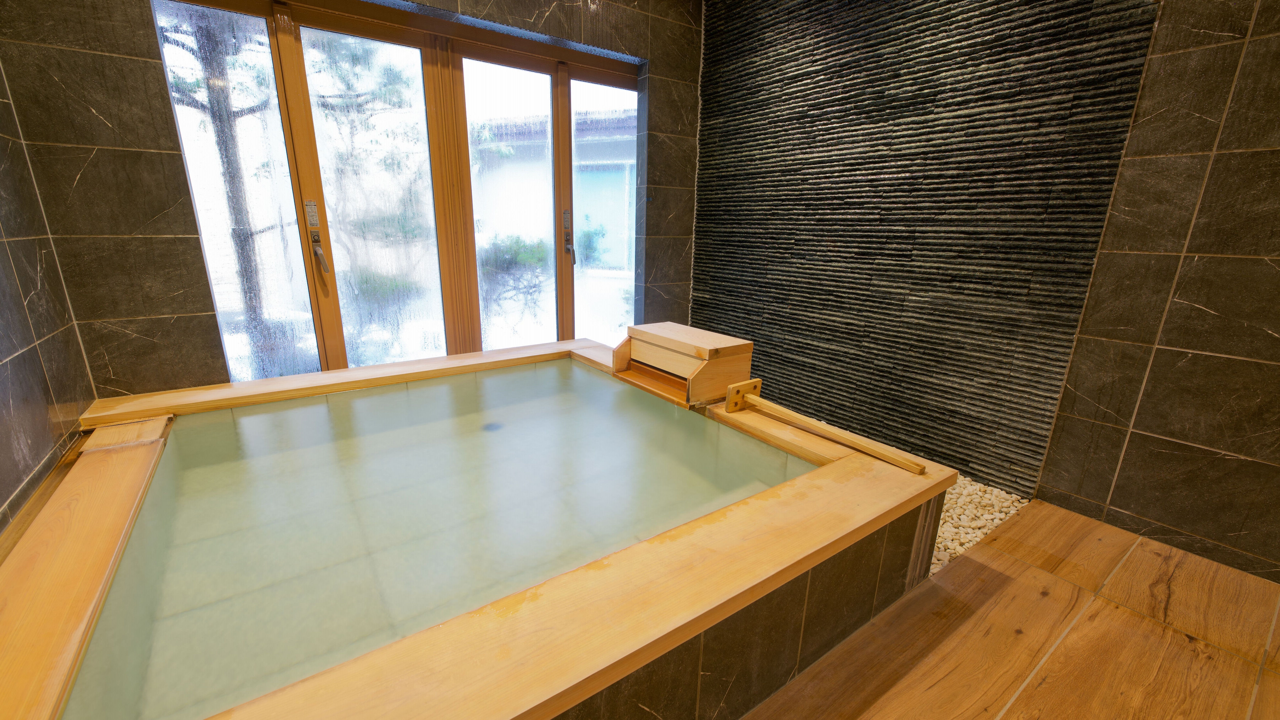 [Chartered semi-open-air bath / lotus] Private semi-open-air bath where you can monopolize the hot spring while avoiding the crowds