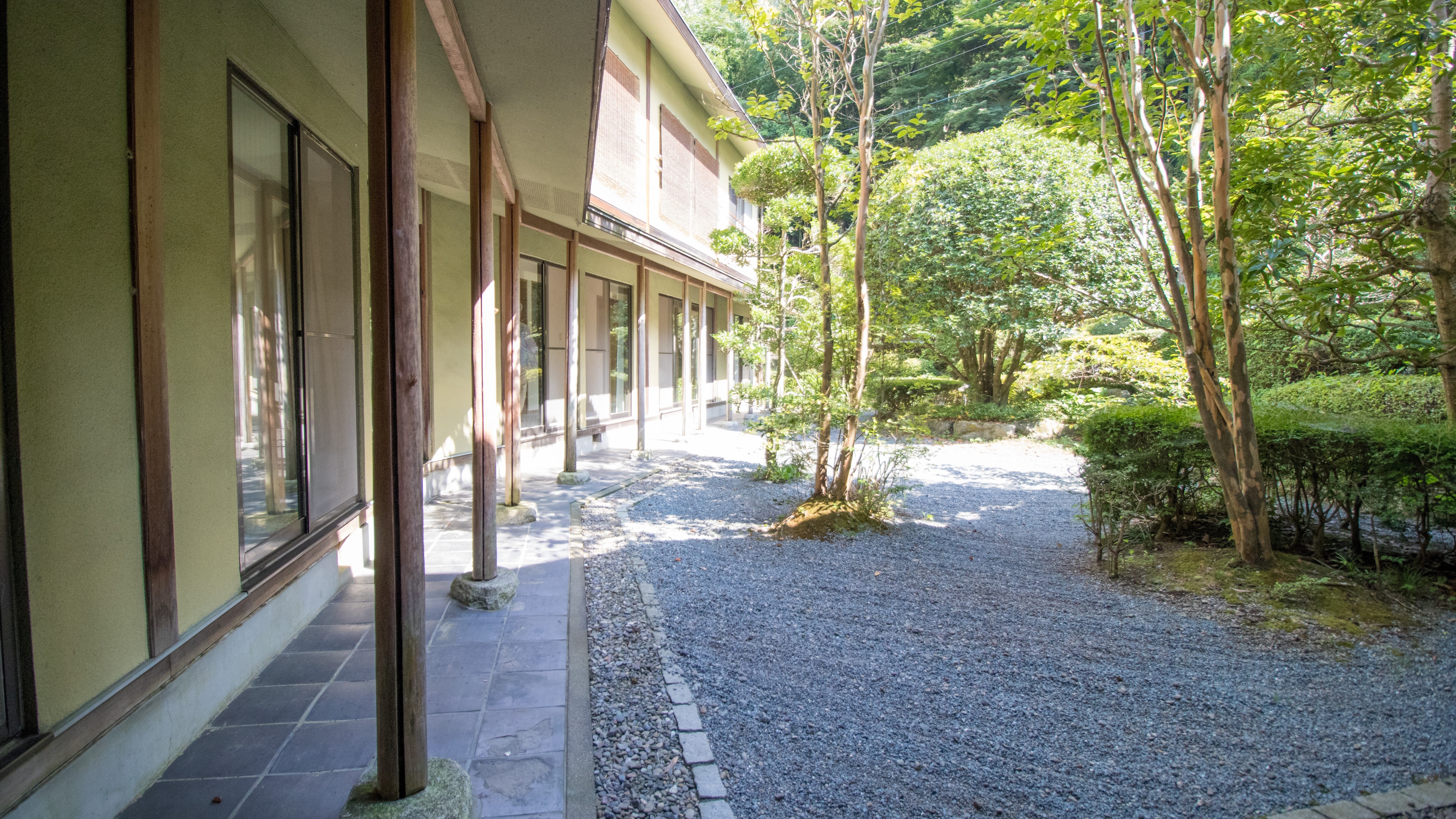 ・A courtyard where you can view flowers and trees according to the season