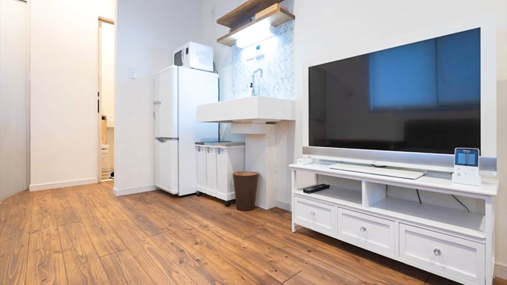 ・B Room Living Room: A room equipped with a refrigerator and washing machine