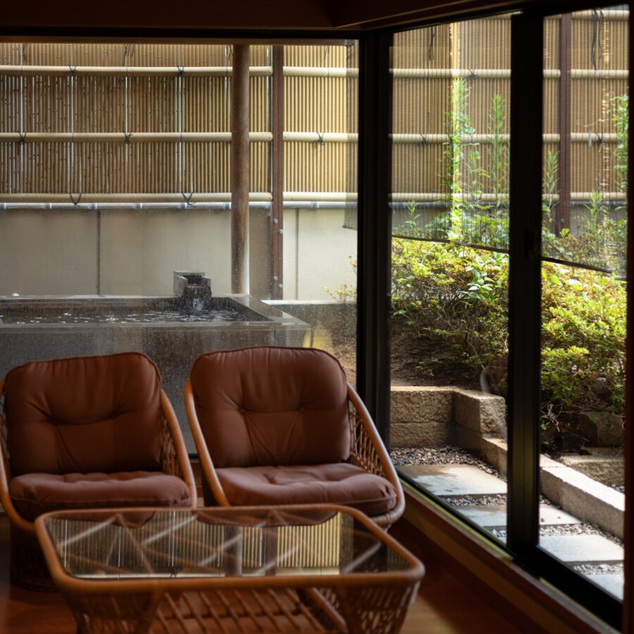 ● Kamar bergaya Jepang dengan bak mandi terbuka 12 tikar tatami + 6 tikar tatami + ruang tamu + tsubo-niwa