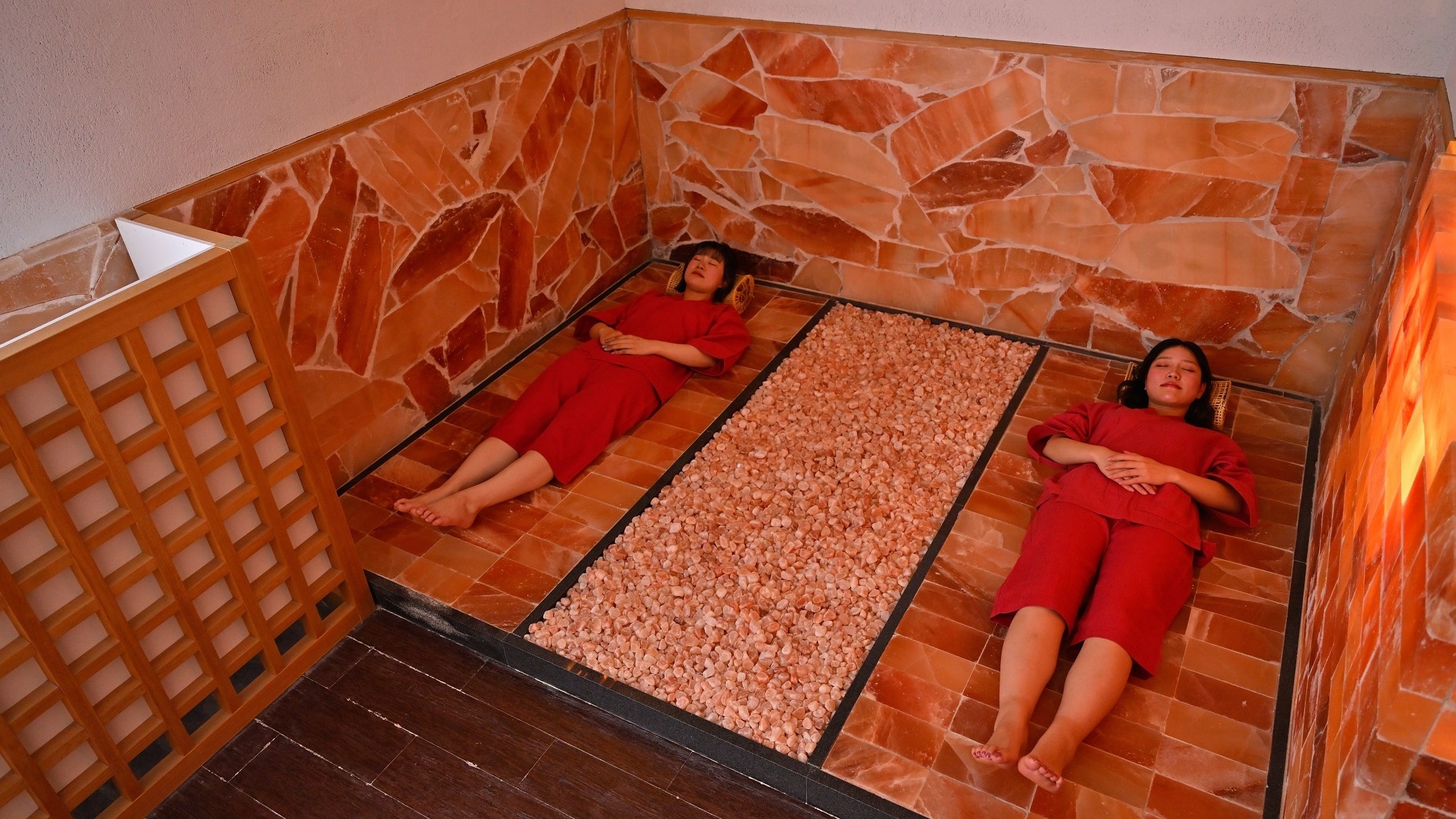 <Rock salt bath> A rock salt bath is perfect for preventing swelling, so warm your body from the inside out and refresh yourself! (※Facility for women only)