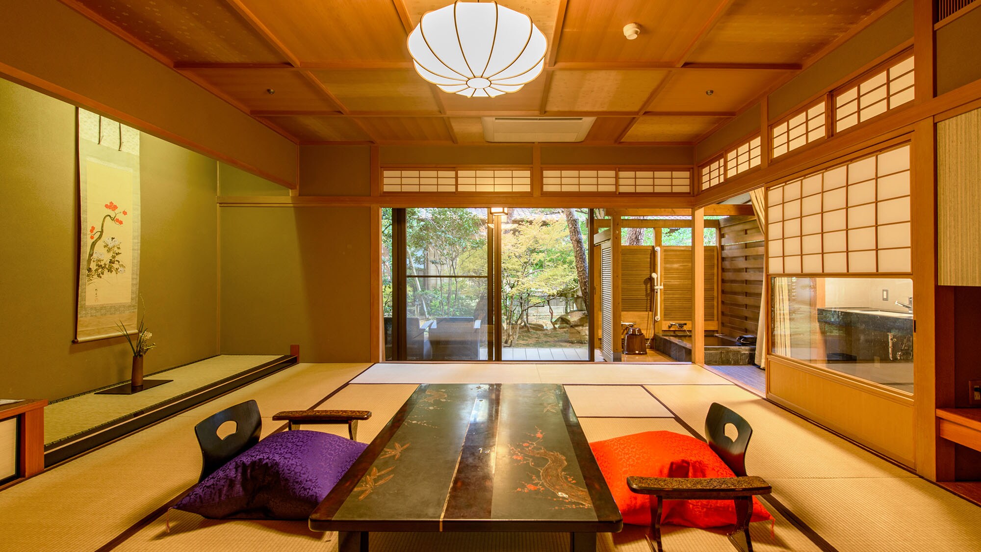 [Choyo Room: Two-story suite] From the first-floor room, you can enjoy close-up views of the garden that reflects the colors of the four seasons.