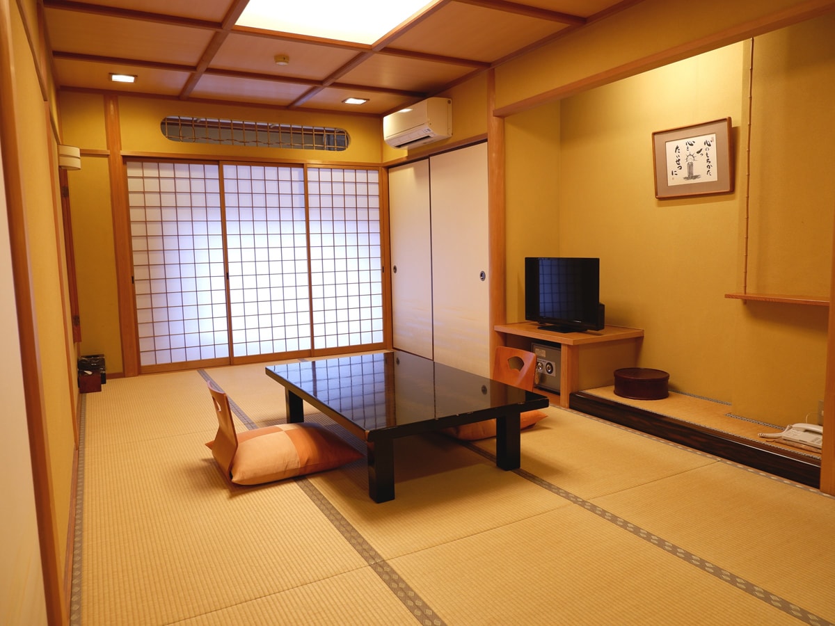 It is a Japanese-style room. All rooms have a toilet.