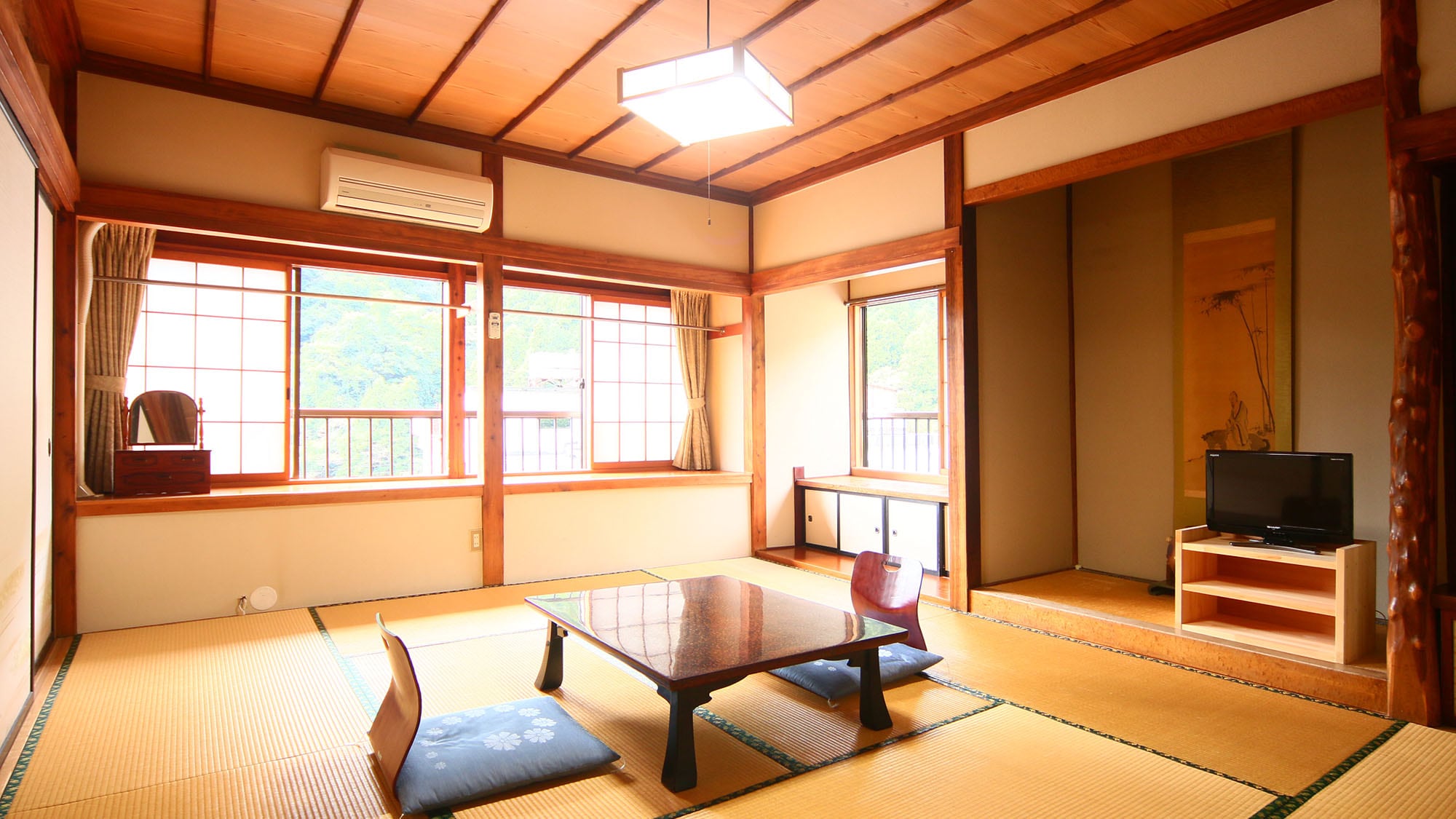 Guest room: Japanese-style room for one person. A relaxing Japanese-style room. Separated by sliding doors.
