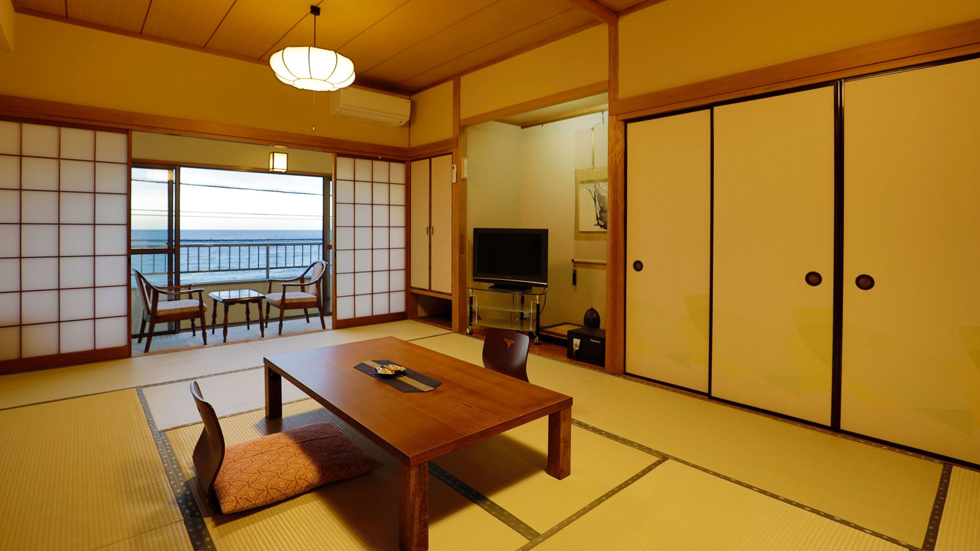 Ocean view ■ Japanese-style room 12 tatami mats ■ Tai (2-5 people)