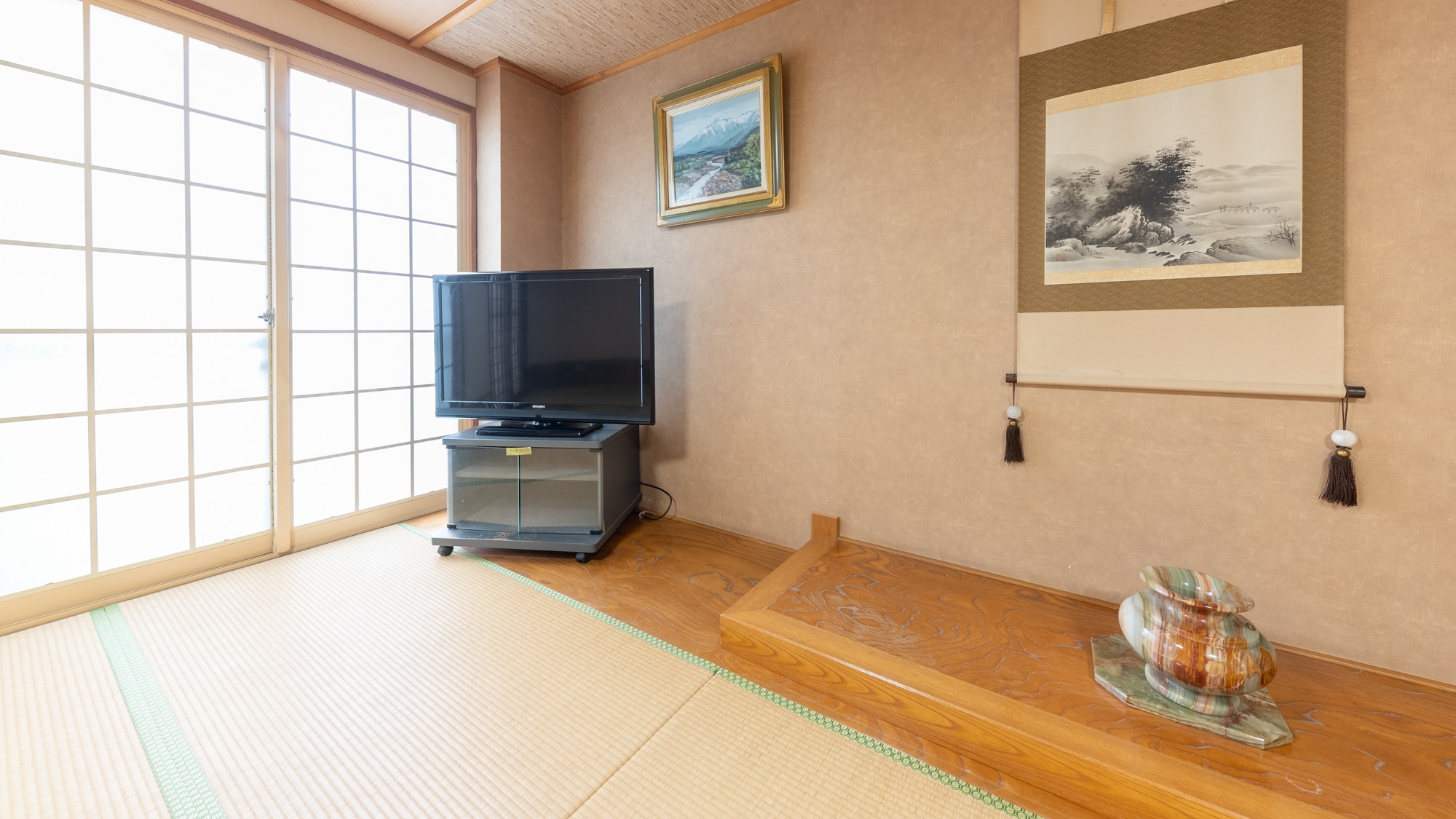 [Non-smoking] Japanese-style room for 1-6 people (shared bathroom and toilet)