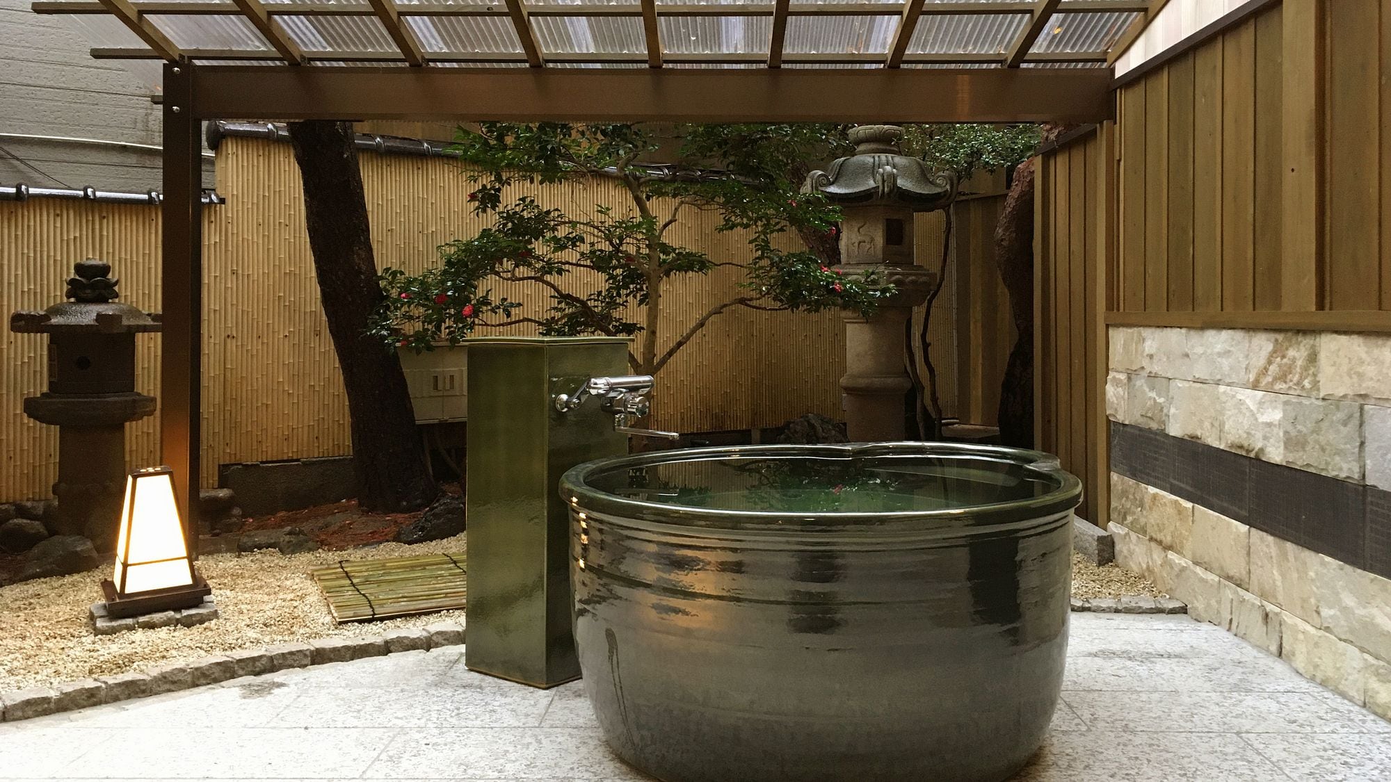 Guest room with open-air bath