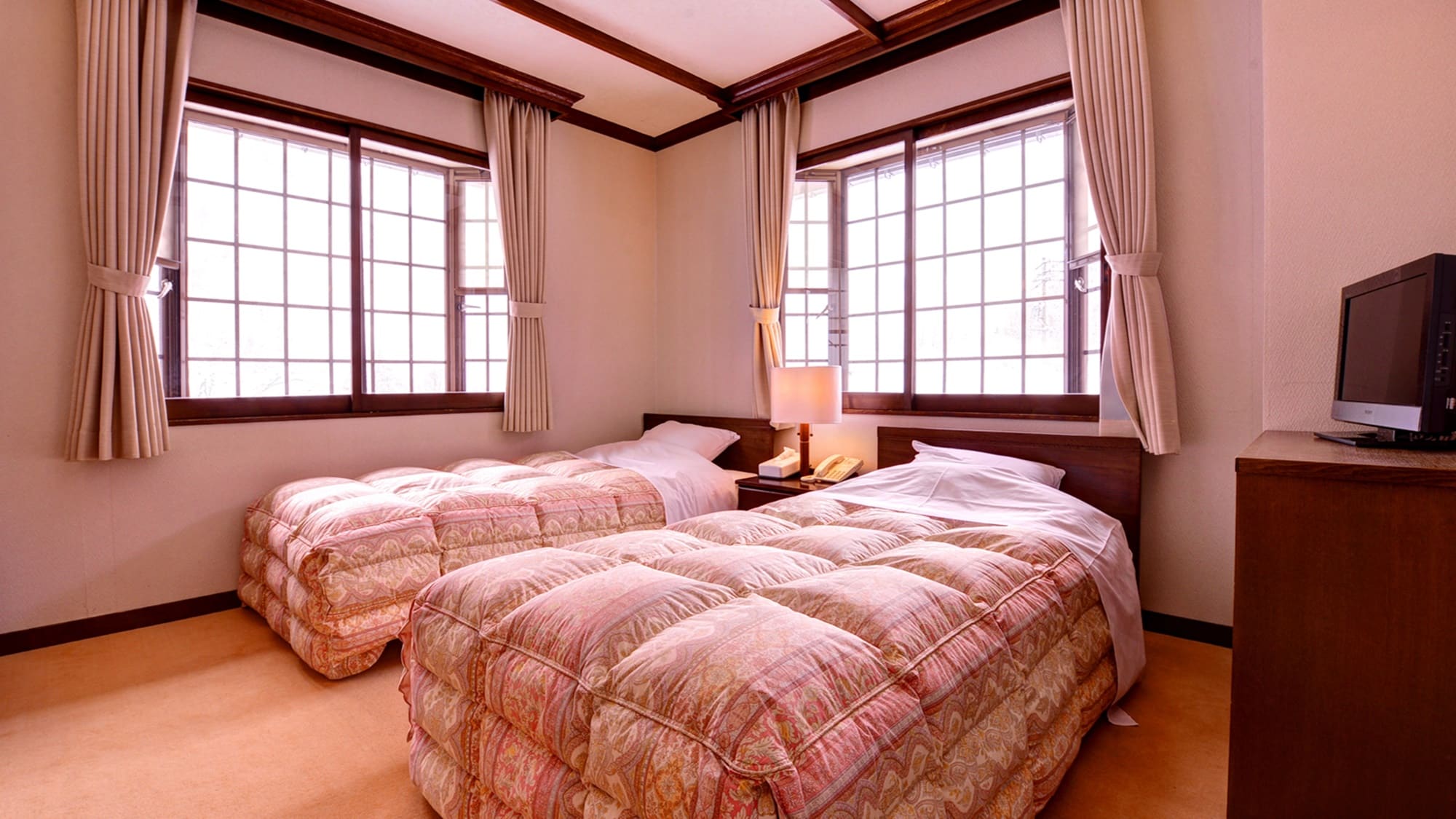 * Twin (contoh kamar tamu)