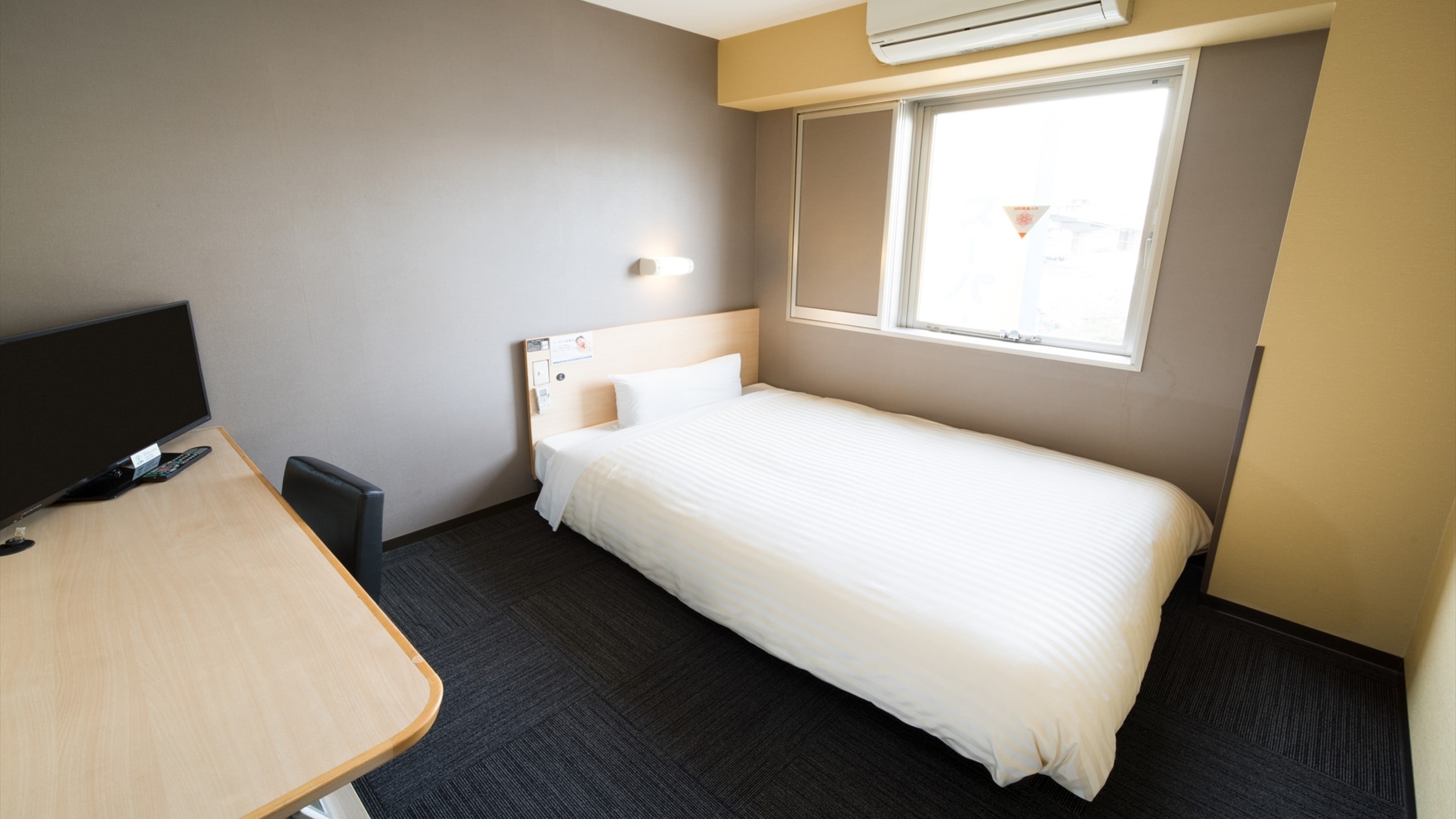 A 140cm wide bed and a mattress with just the right amount of firmness will ensure a good night's sleep.