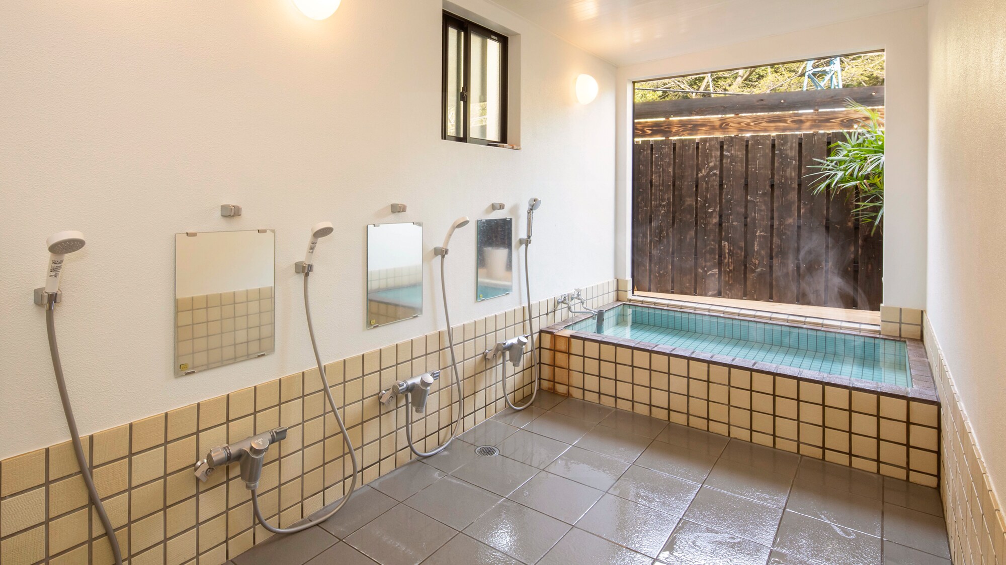 [Indoor bath] The retro tiled bathtub is filled with plenty of fresh Atami hot spring water flowing directly from the source.