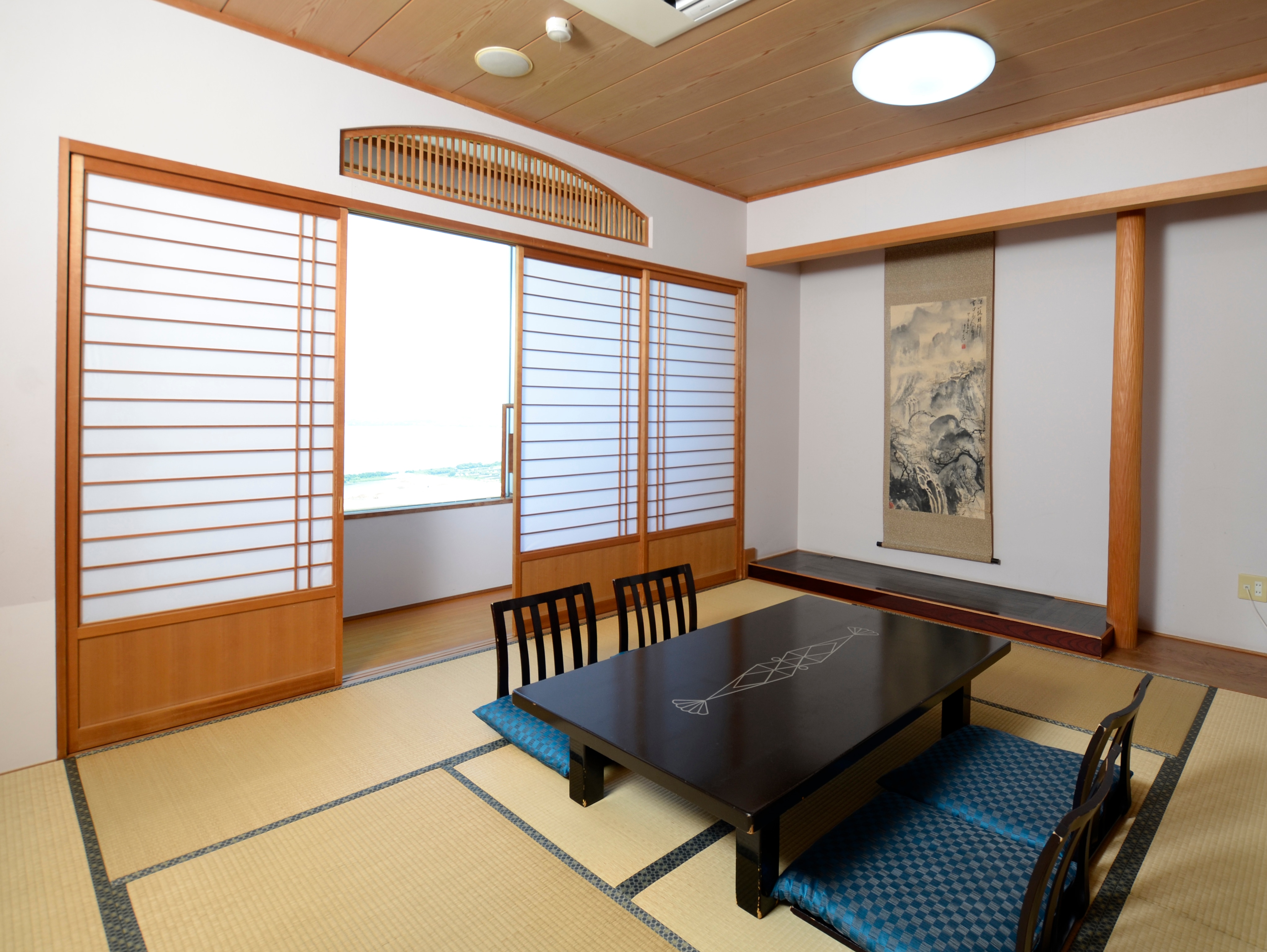 Japanese-style room on the sea side (quadruple room on the bay side)