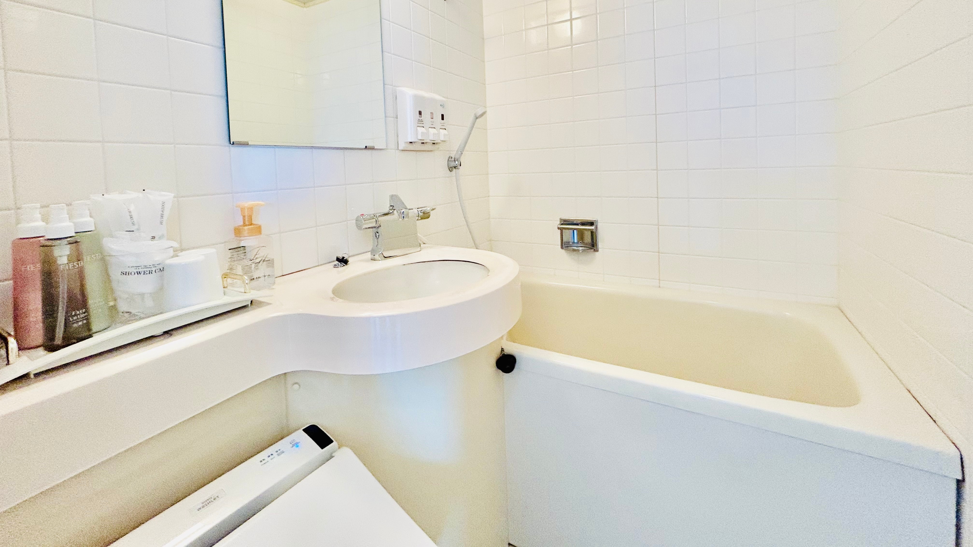 [Western-style room/Japanese-style room 6 tatami mats (sea side)] Bath and toilet included (unit bath)