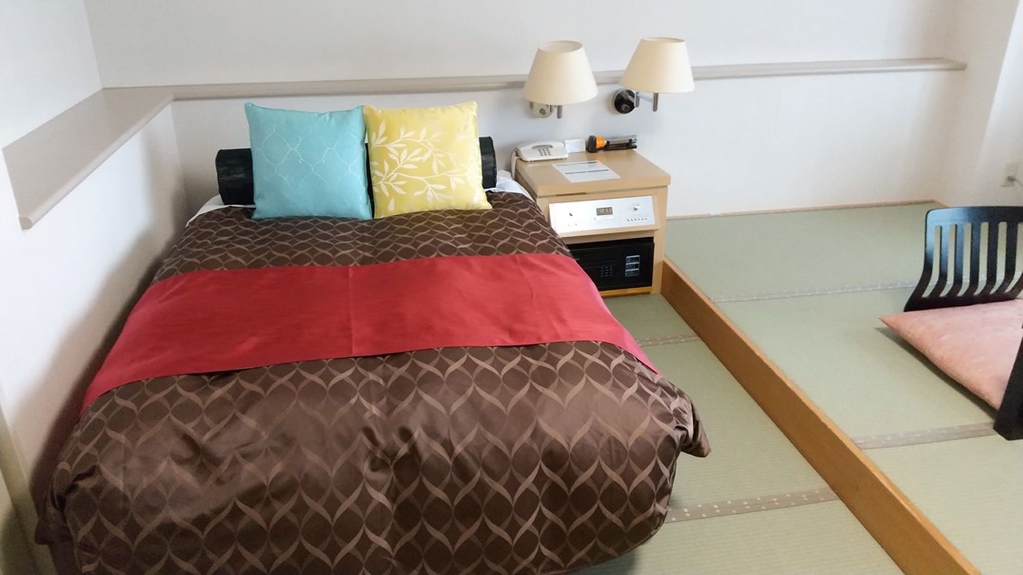 ・[Phòng Nhật-Tây/37 mét vuông] Có một giường bán đôi! Có hai chiếc nệm futon.