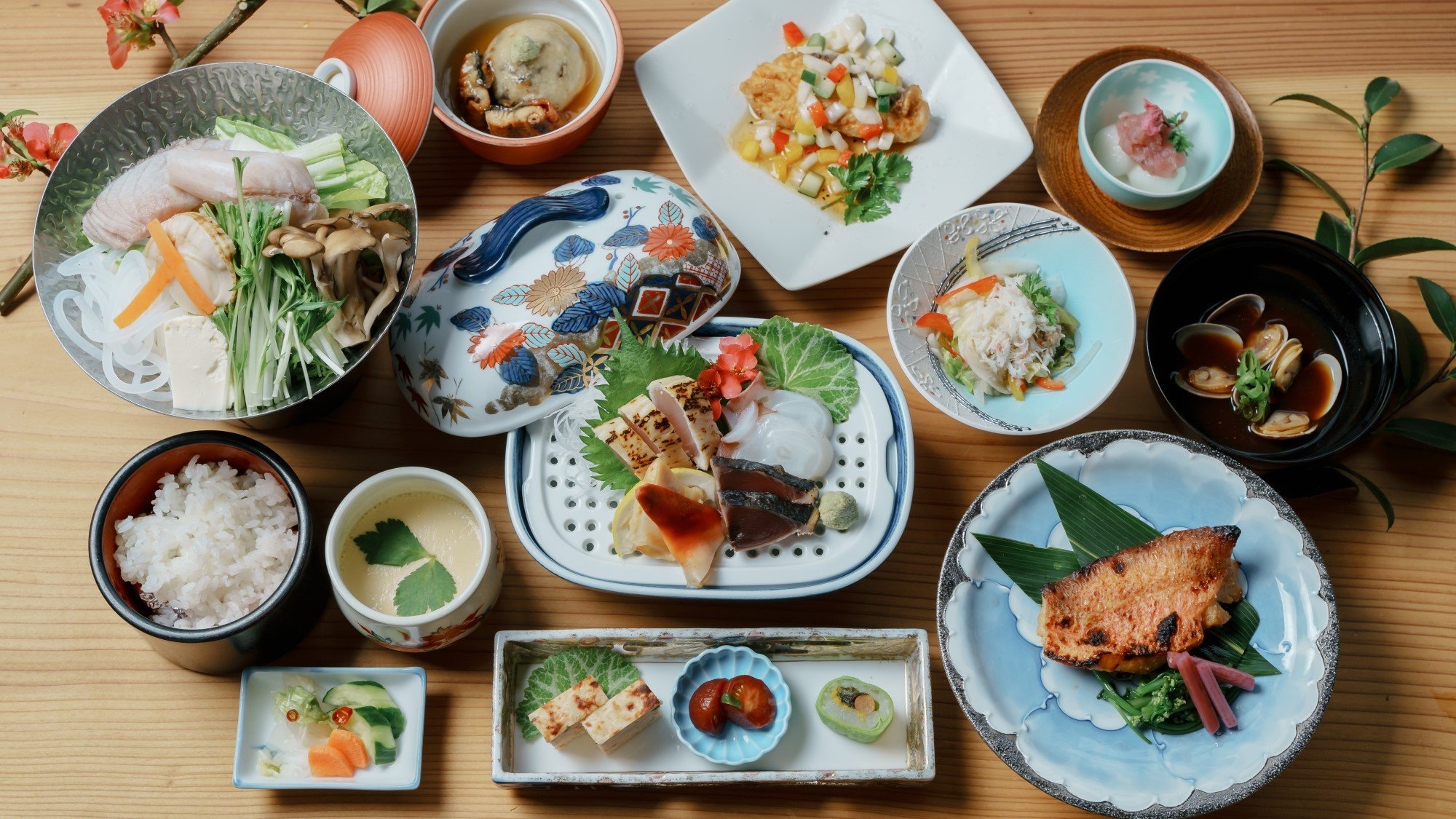 Hidangan Kaiseki musiman yang direkomendasikan oleh koki, menampilkan bahan-bahan musiman dari Mitamata Onsen dan Shimane