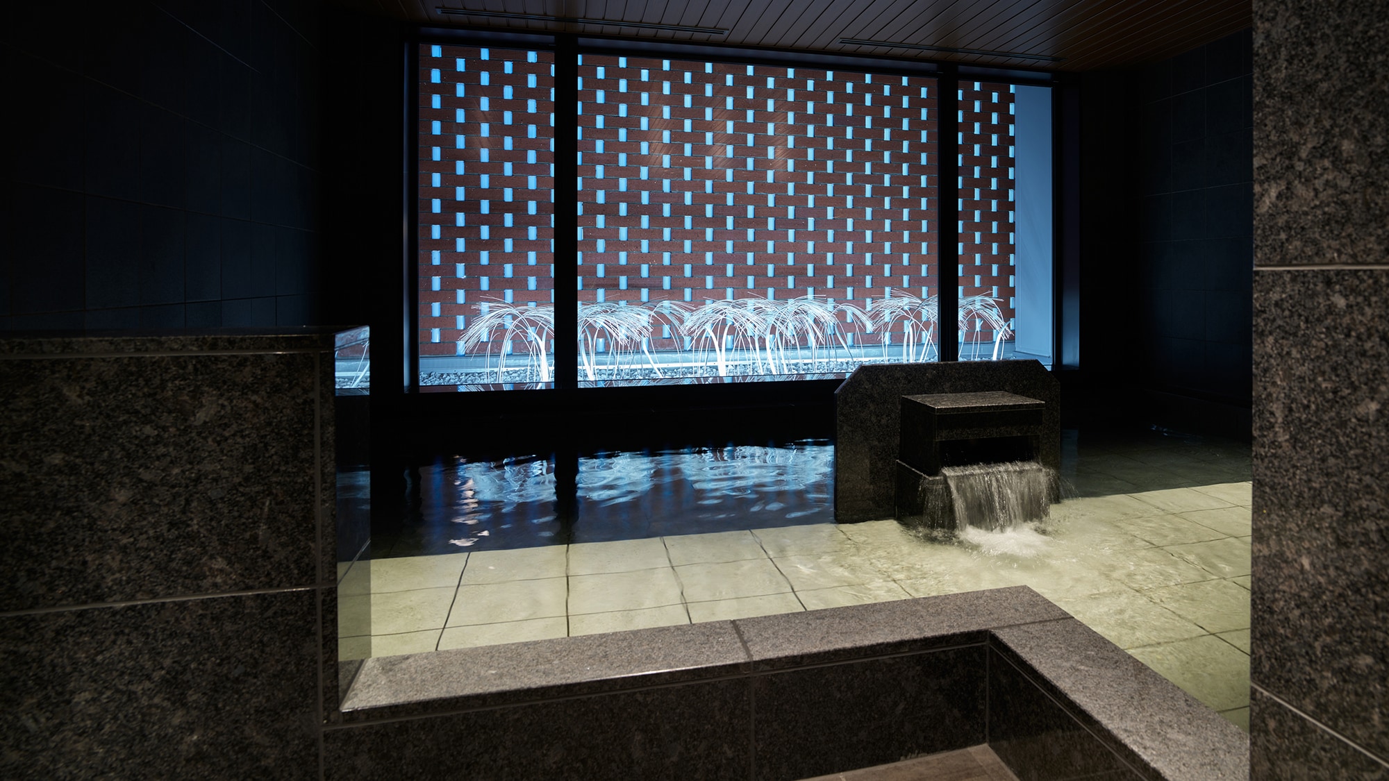 [Women's public bath] Please spend a blissful time while looking at the art.