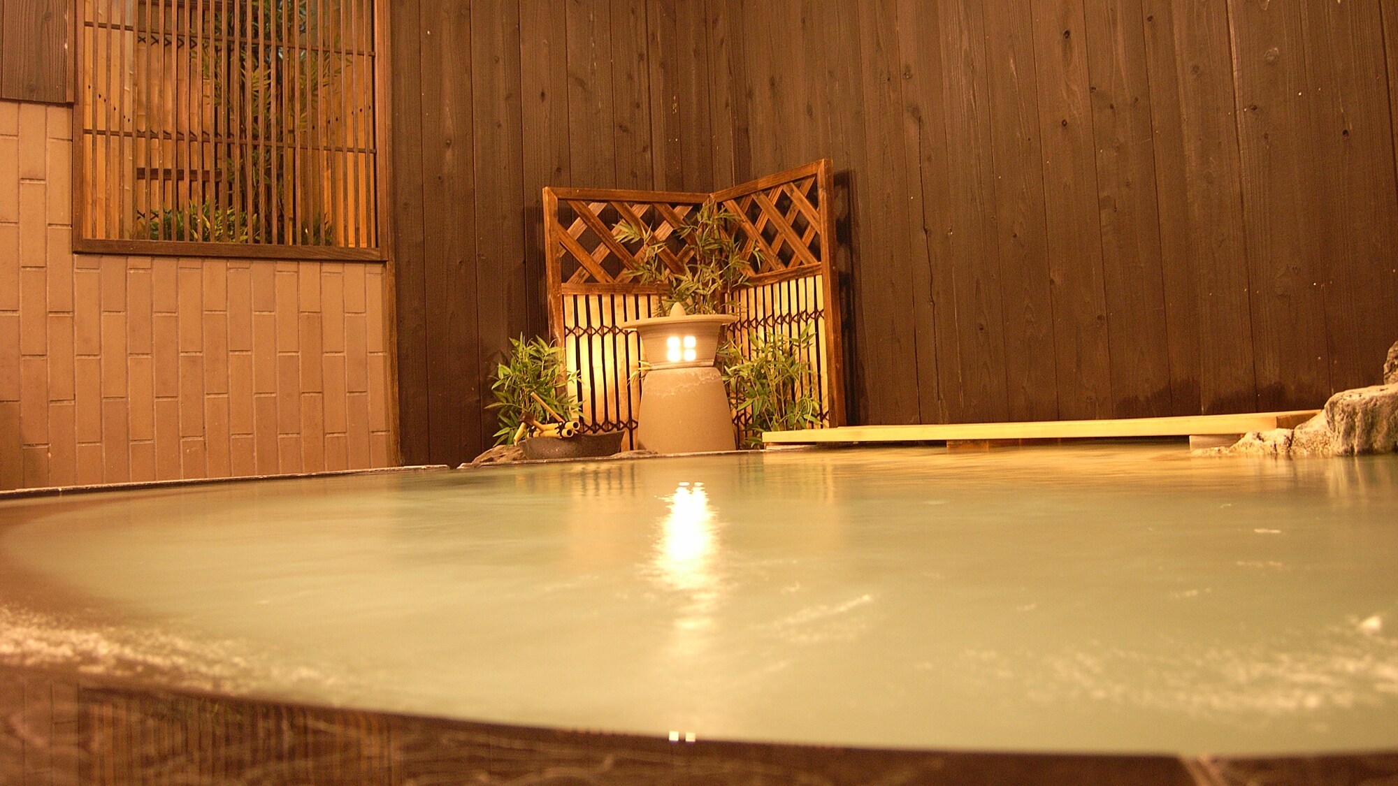 * Hot spring: Please relax and heal the tiredness of your trip.