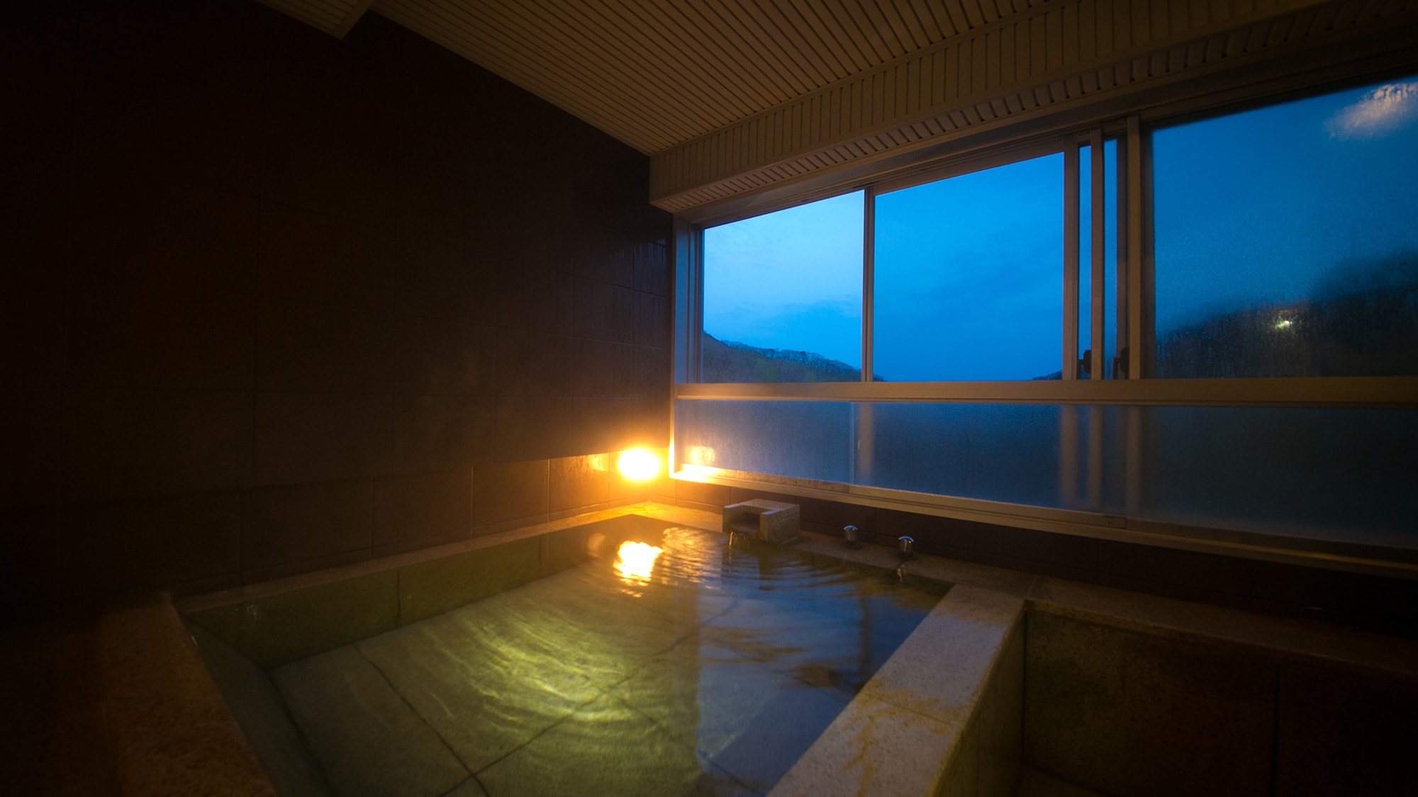 [Guest room panoramic bath] All guest rooms are equipped with a stone panoramic bath. It is spacious enough for 2-3 people to stretch out their legs and soak.