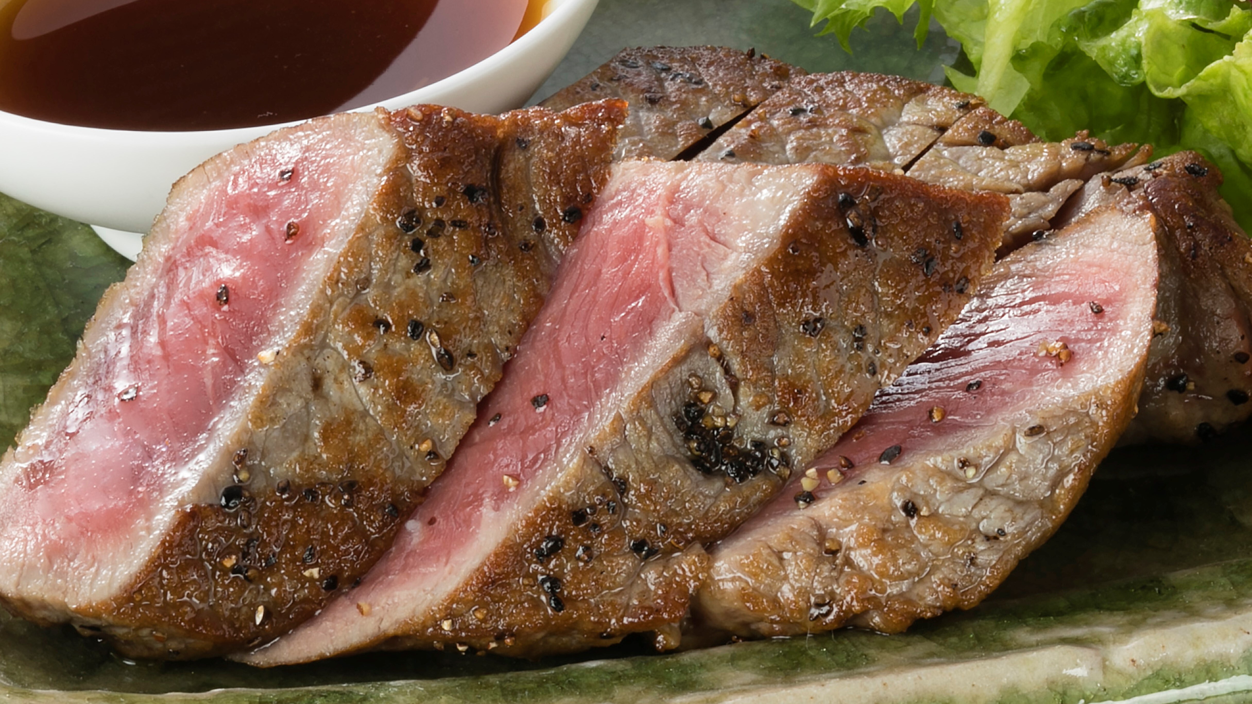  〈牛排套餐〉很飽足！您可以品嚐到肉的多汁味道。