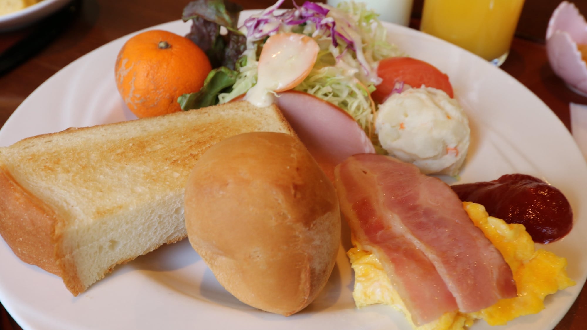 [Breakfast: Western food] Guests at Sunrise Inn can choose between Japanese and Western food for breakfast.