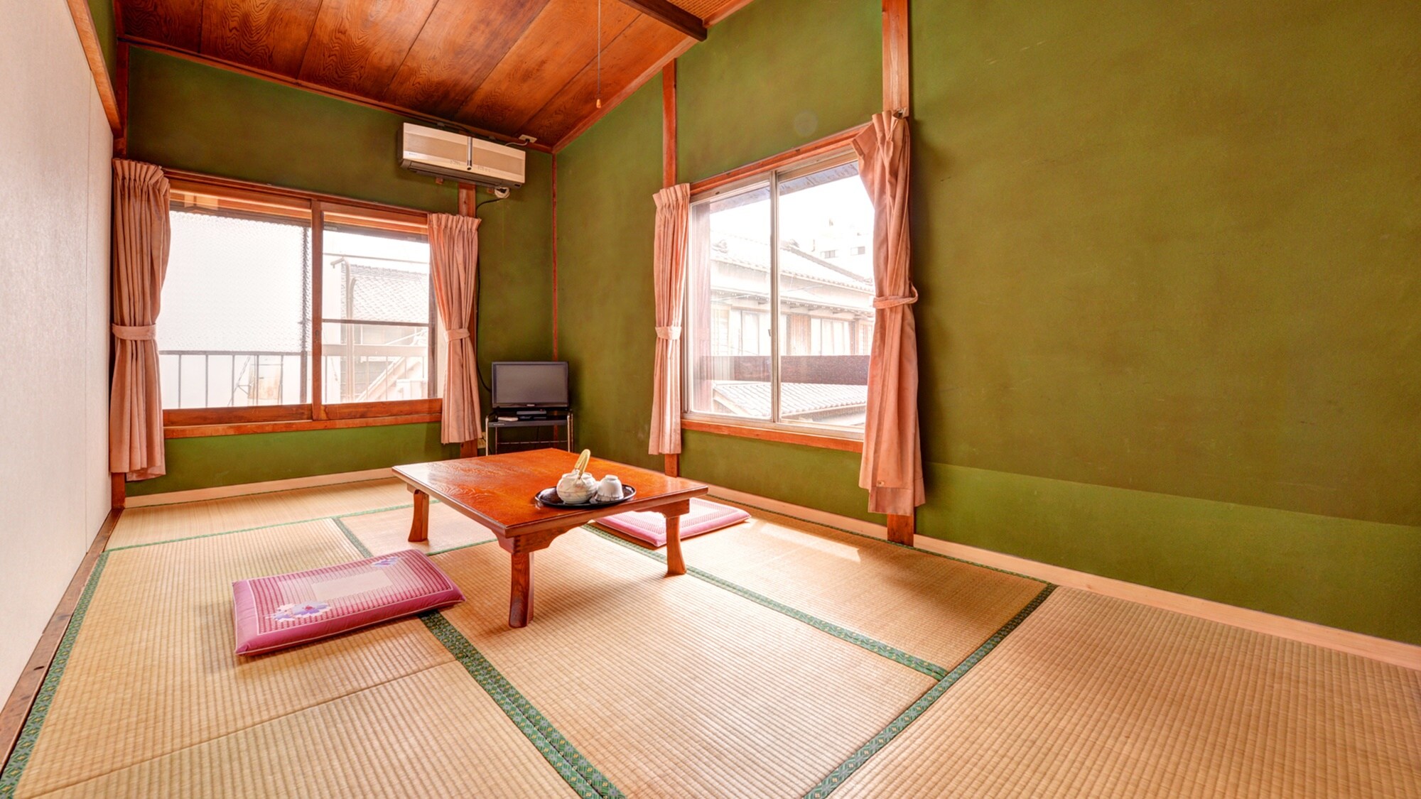 *7.5 tatami Japanese-style room (example of a guest room)/You can hear the sounds of the waves as well as tourists and locals coming and going.
