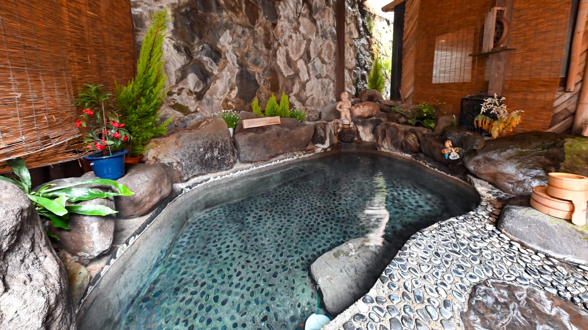 Women * Open-air bath - Highly concentrated hot spring water with excellent heat retention properties.