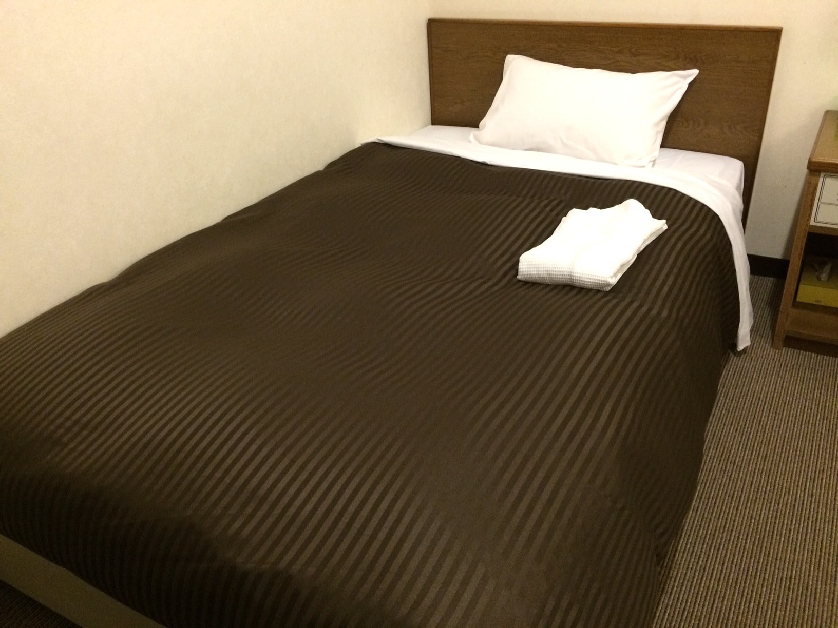 It is a single room. Have a good night's sleep with a calm brown futon!