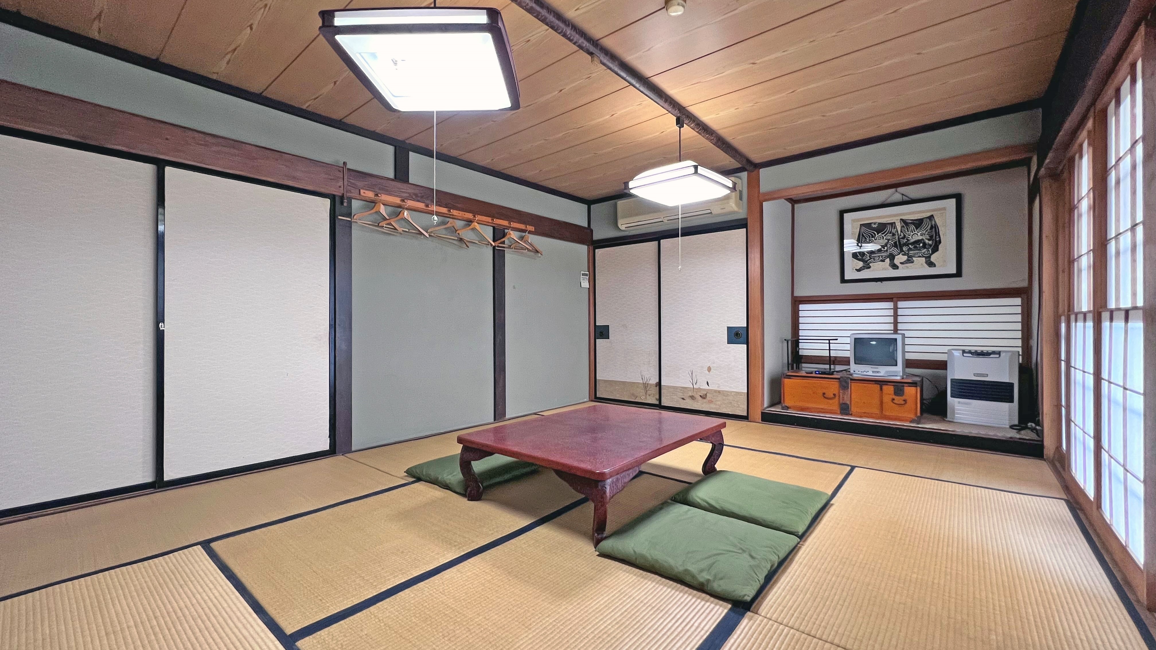Next to the hearth is a Japanese-style room with 10 tatami mats.