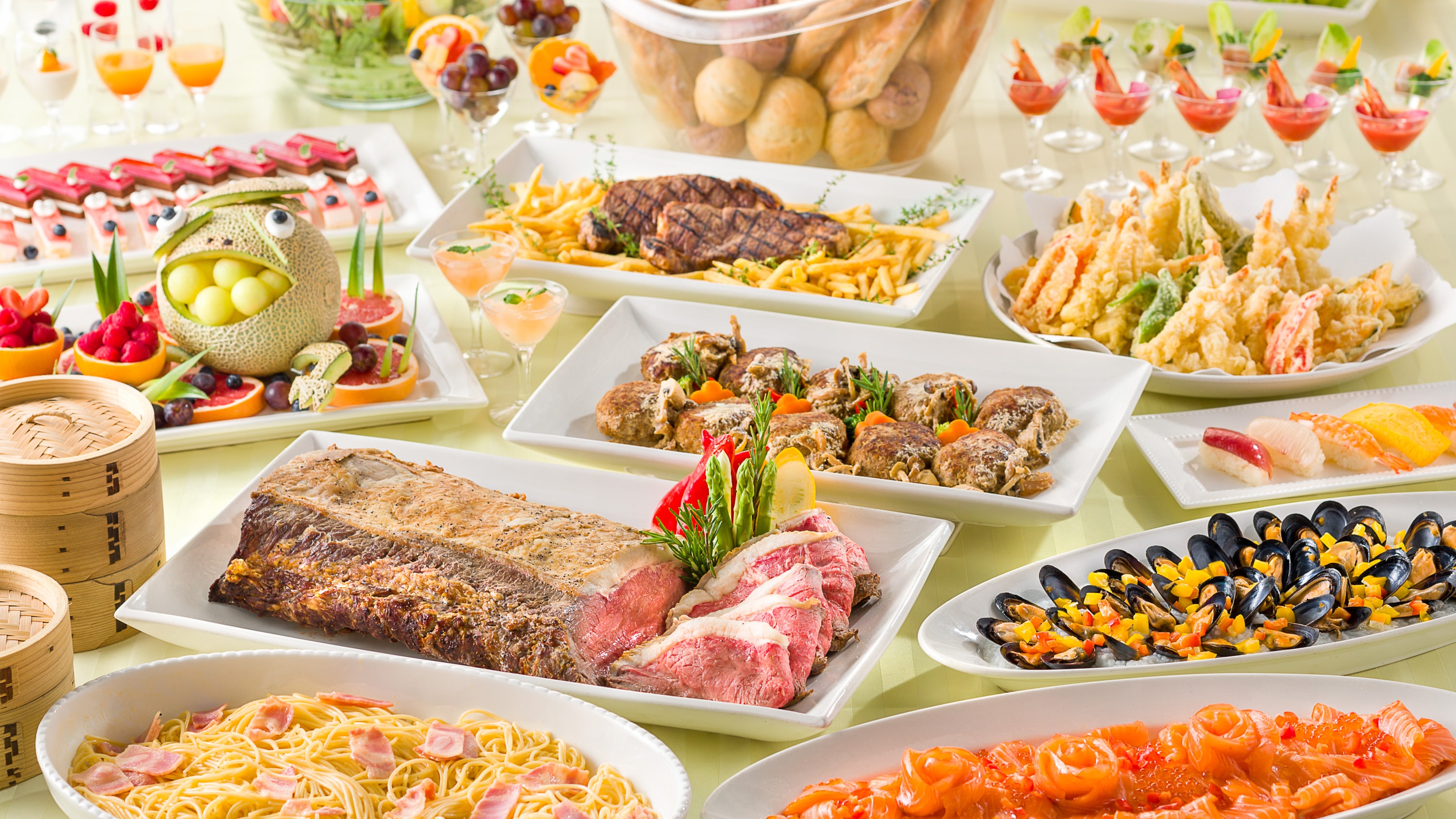 Buffet tối với thực đơn đa dạng gồm Nhật, Tây, Trung ◆Món bò nướng tự làm của khách sạn được ưa chuộng