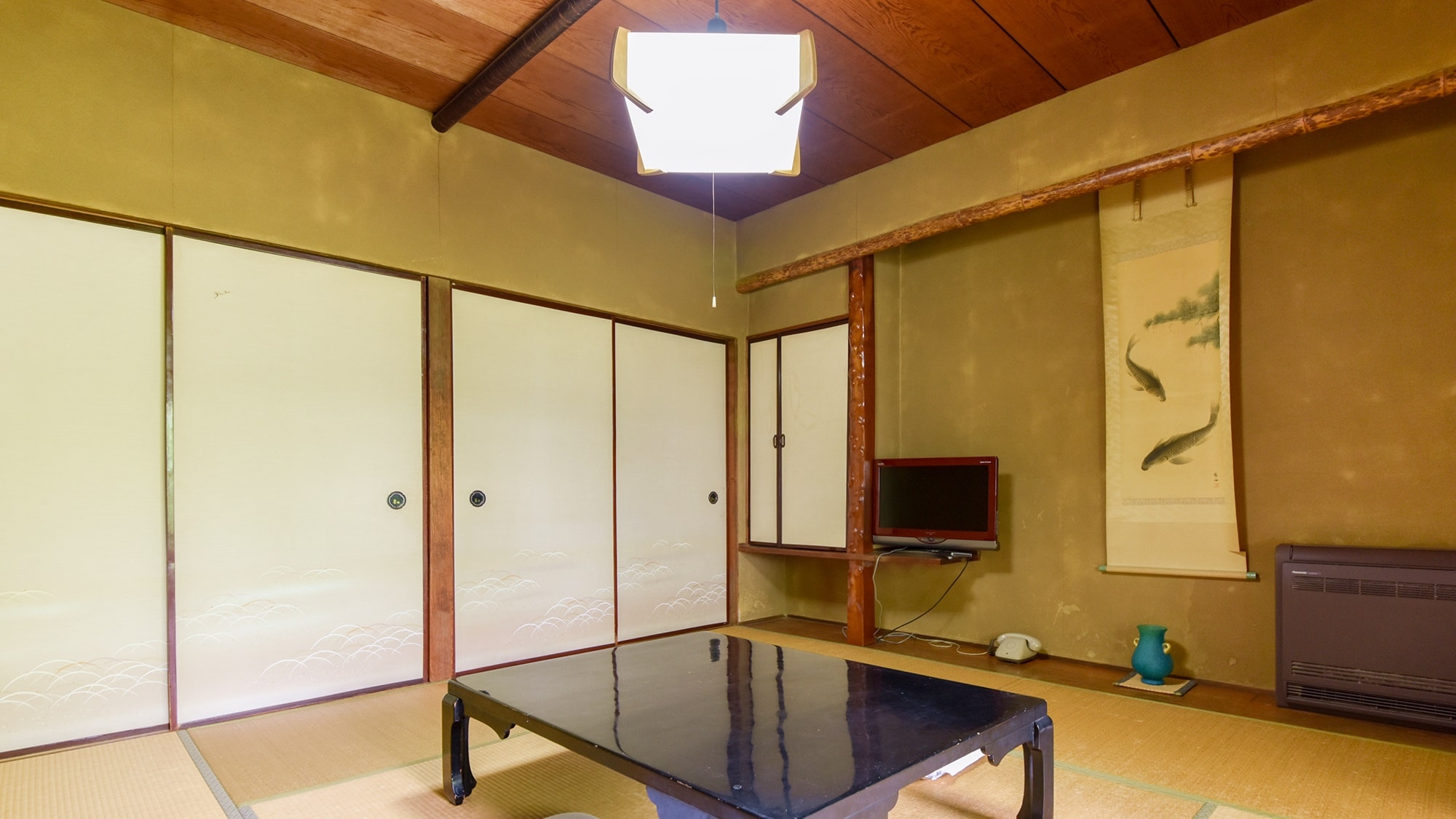 *Japanese-style room/Room without bath or toilet.
