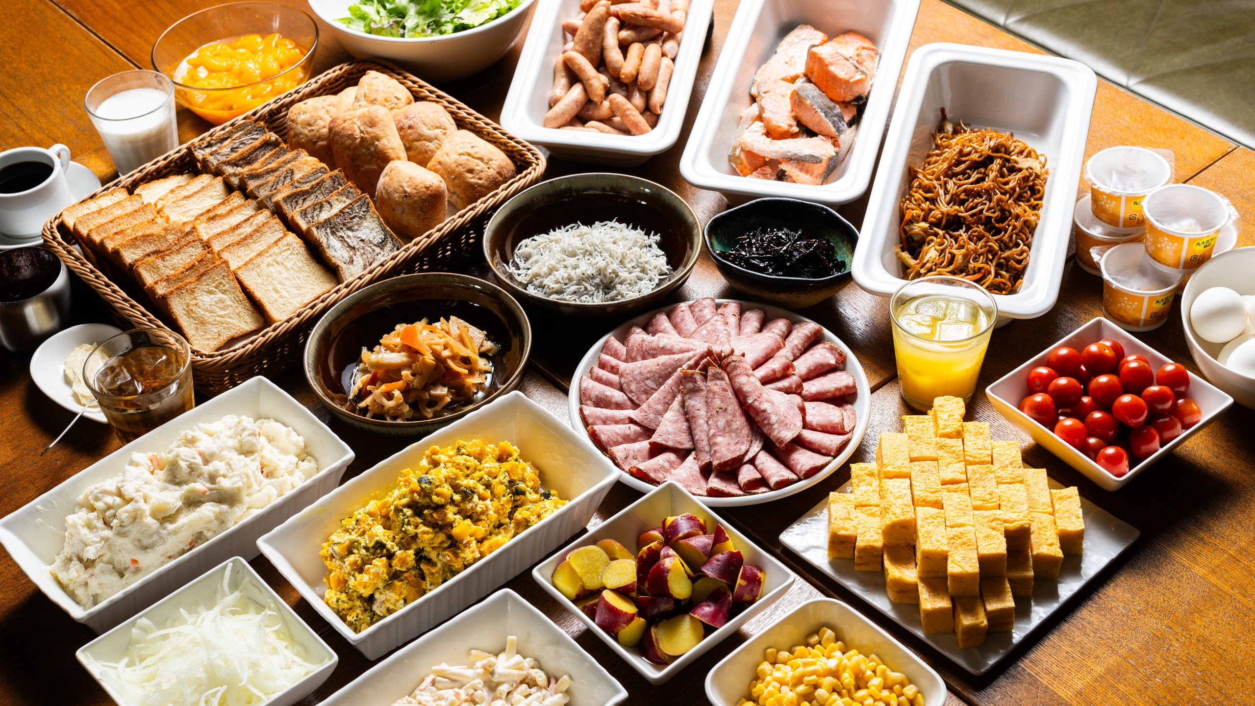 築地市場直送の生鮭など30品目以上の和洋バイキング