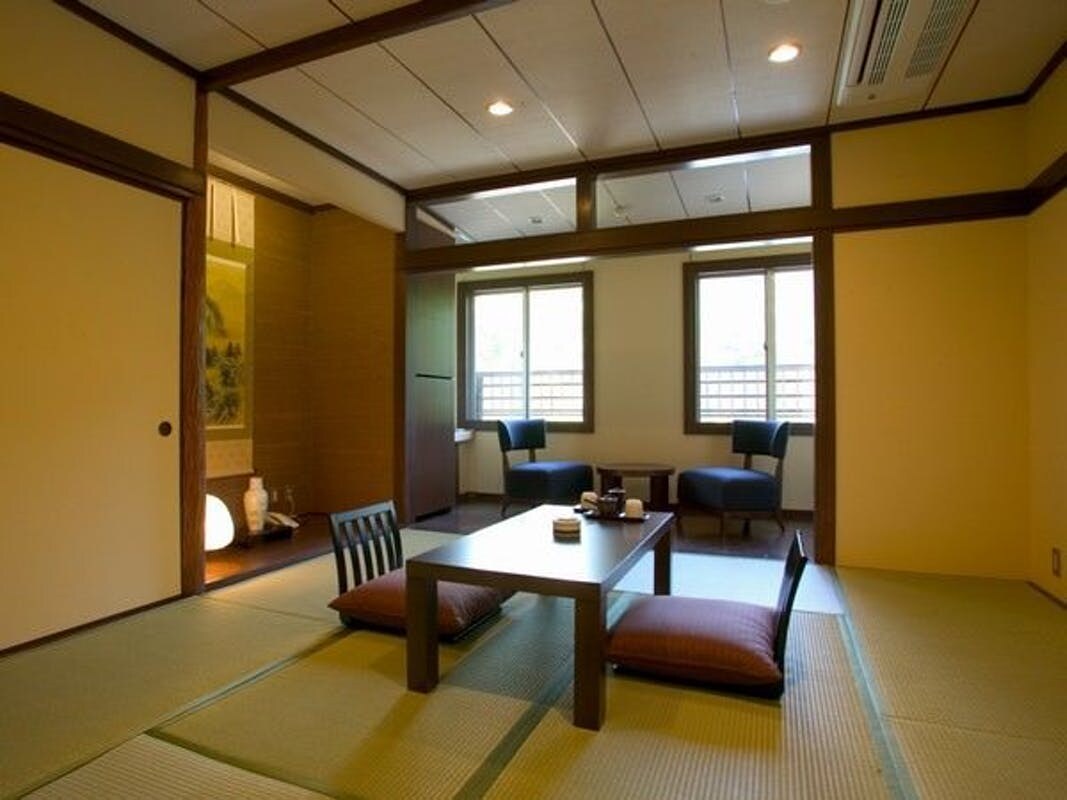 [Kamar tidur bergaya Jepang "Genji"] Ruang santai dengan lampu hangat dan suasana tenang. Tempat tidur diperkaya dengan fokus pada "tidur"