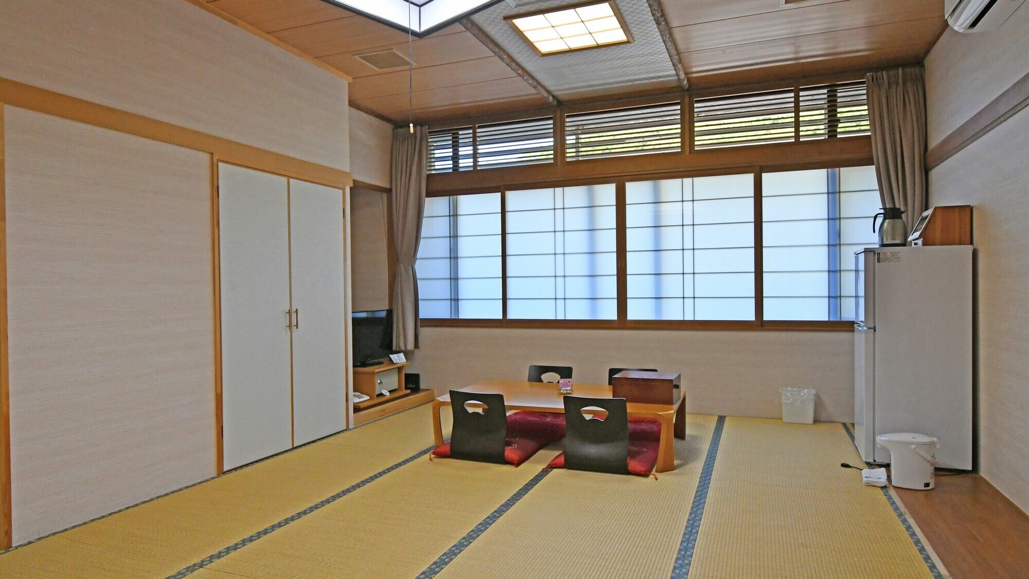 [Relaxed Japanese-style room Sazanami] A spacious 17.5 tatami room. Perfect for groups or trips with three generations.