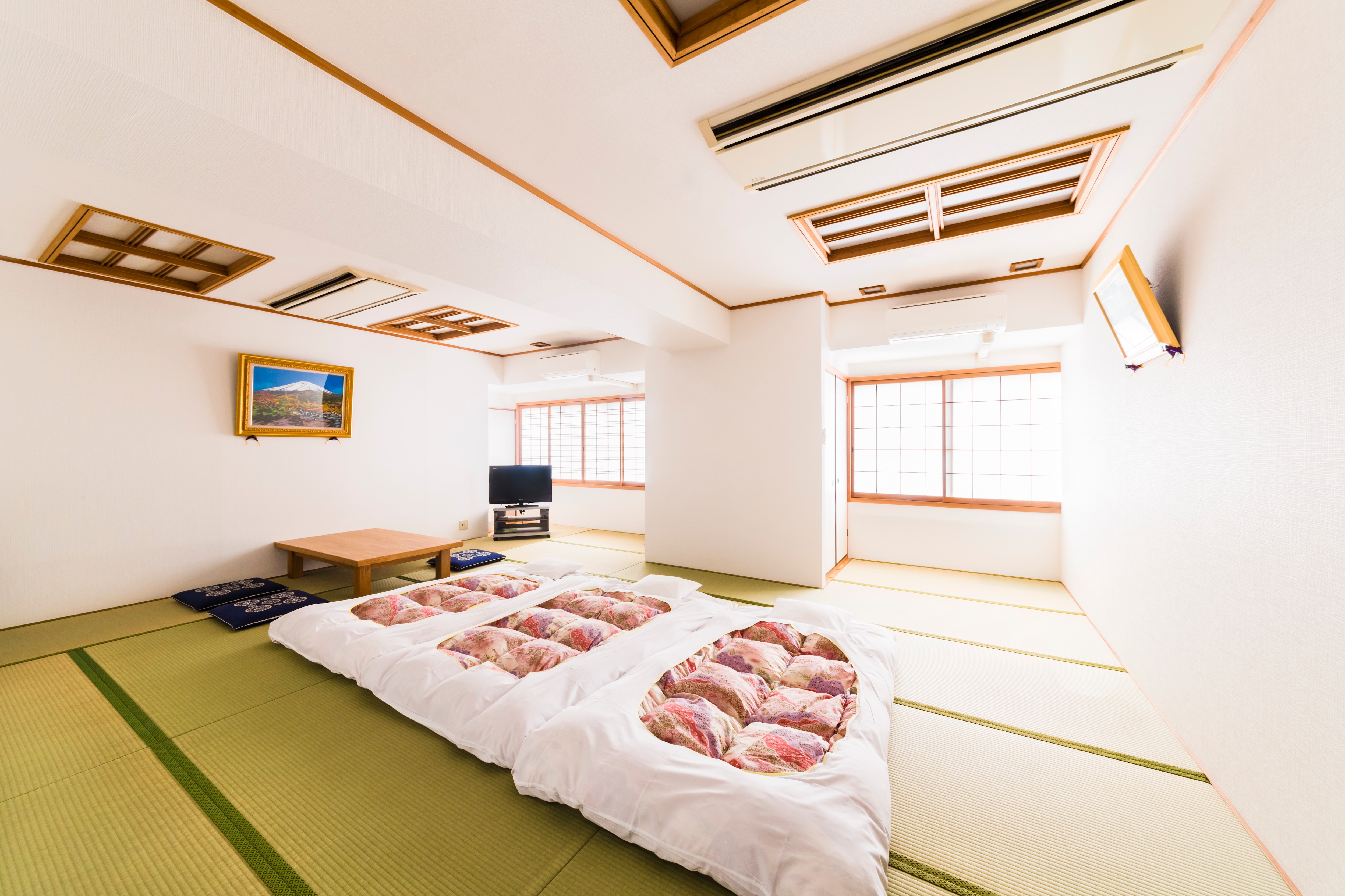Kamar bergaya Jepang 20 tikar tatami ini dapat menampung 2 hingga 10 orang.Anda dapat bersantai di kamar yang luas dan lapang.