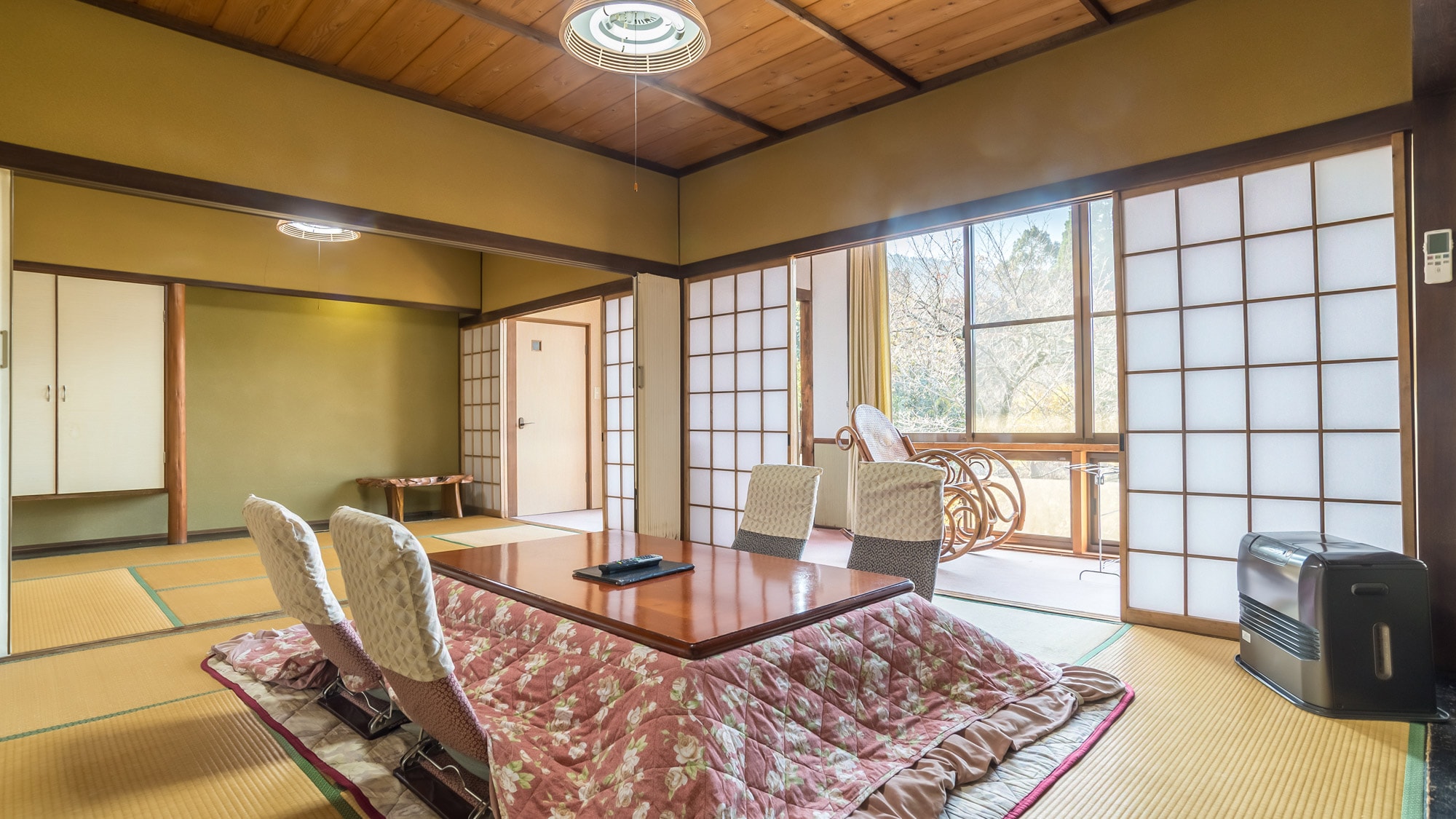 * [Japanese-style room with 14 tatami mats] A relaxing tatami room.