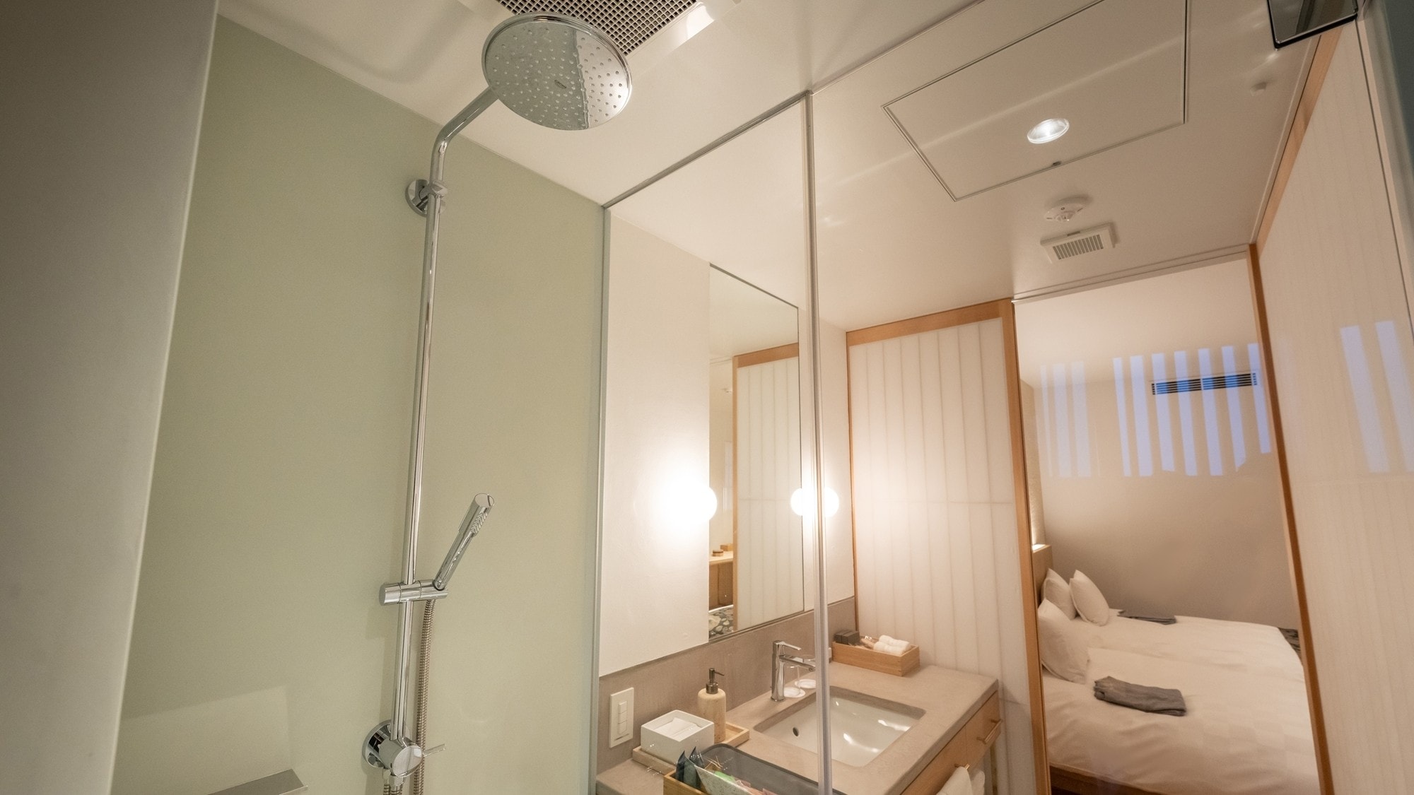 [Bathroom/Standard Room] Equipped with a rain shower and a large sink.