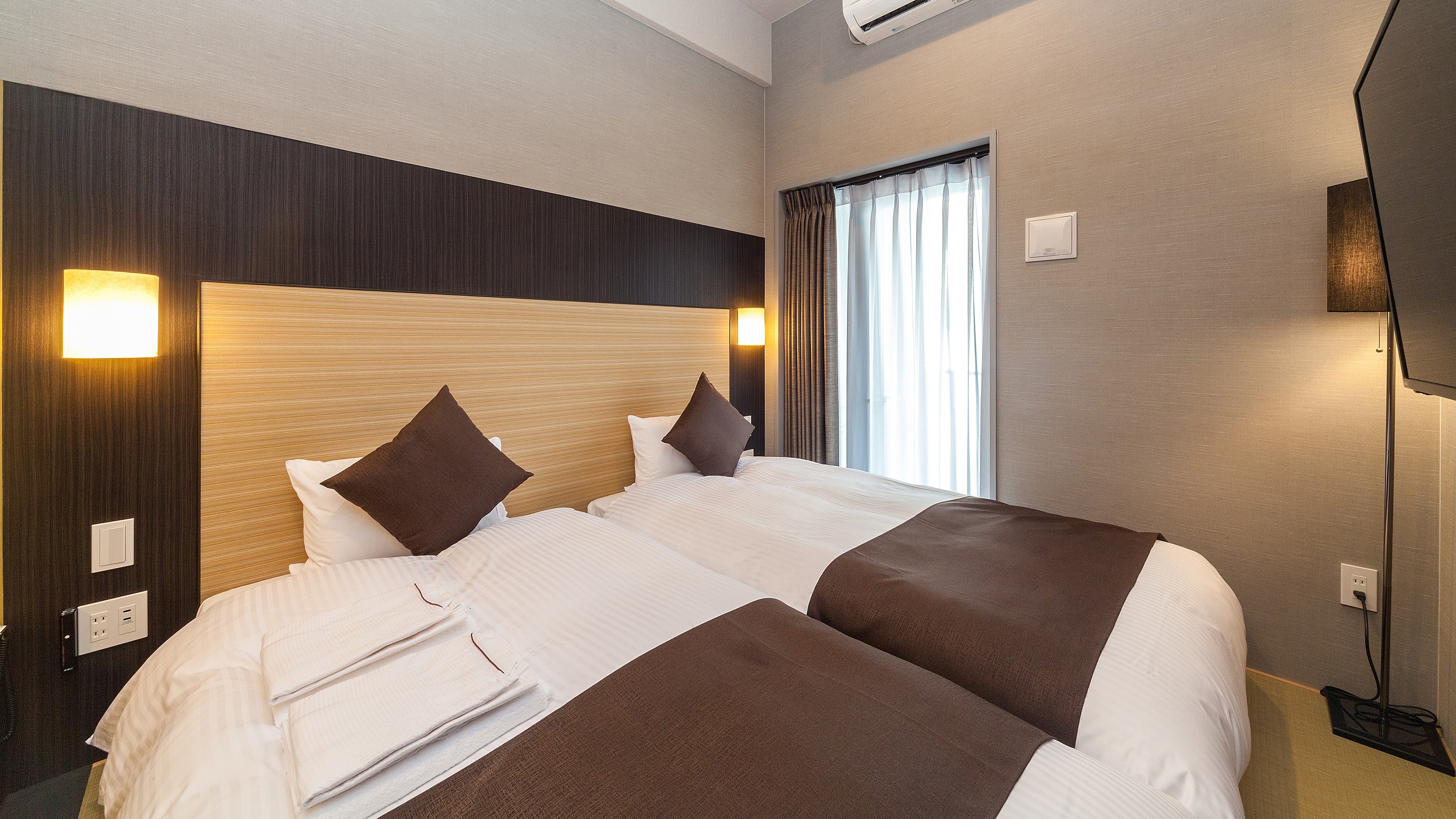 <Japanese modern twin room> Simmons low bed