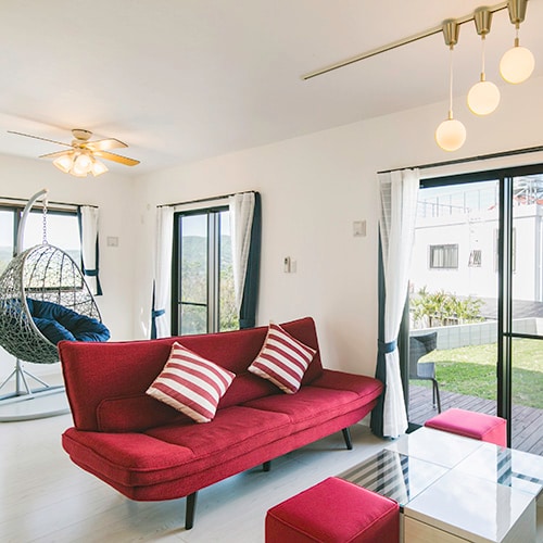 *[Living room and dining room] Open the window and you can go straight out to the garden.