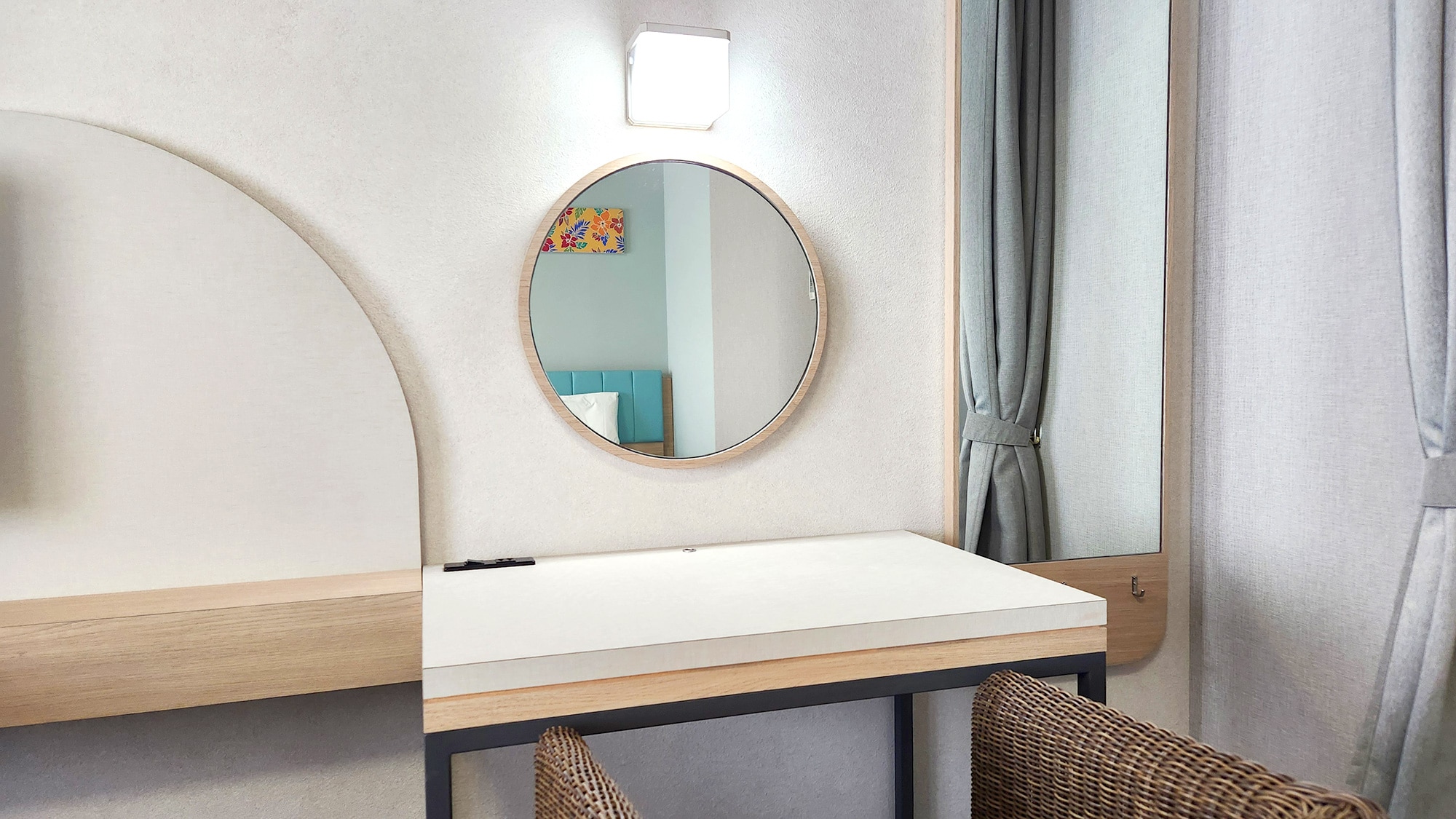 [Family room] Lighted mirror for easy makeup application