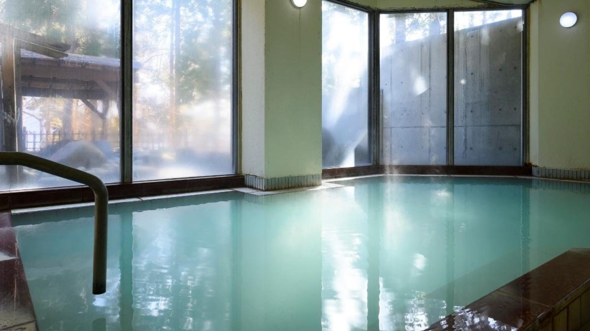 ห้องอาบน้ำสาธารณะขนาดใหญ่ที่คุณสามารถยืดเส้นยืดสายและผ่อนคลายท่ามกลางแสงธรรมชาติที่สว่างไสว