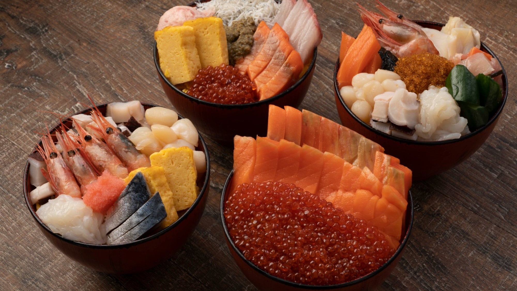 Một tô cơm hải sản đầy ắp hải sản tươi ngon.
