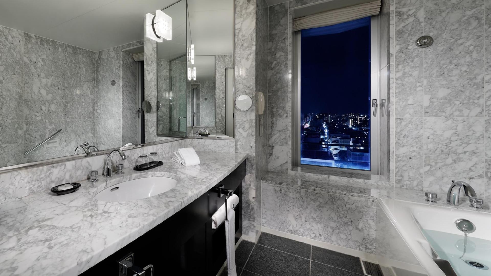 Bathroom semi-suite