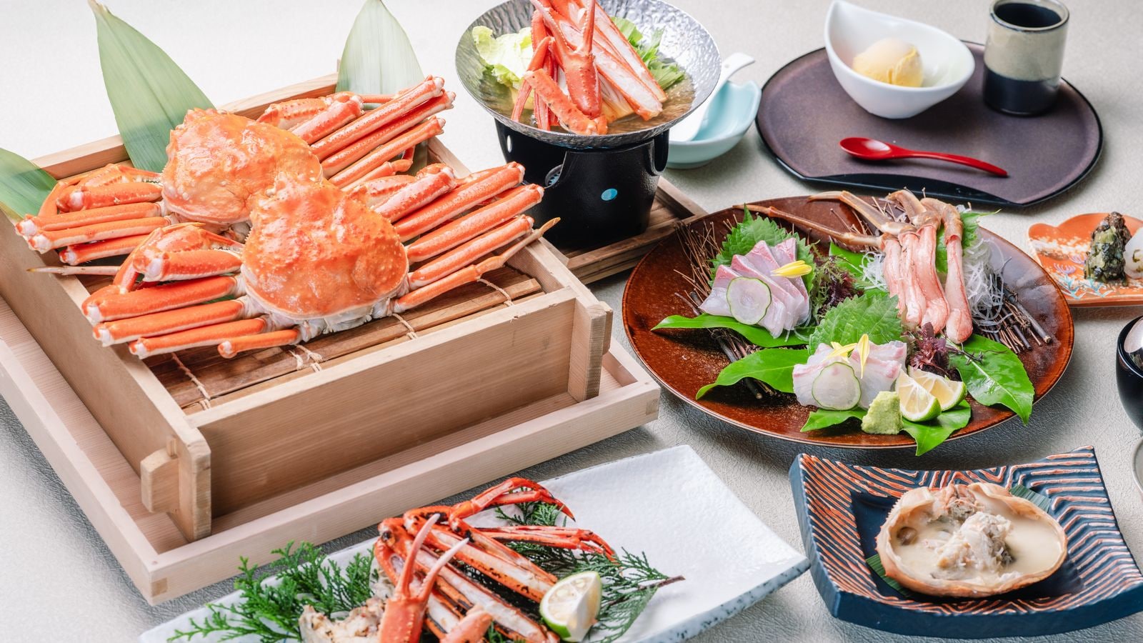 <Winter only> A luxurious crab banquet with one bowl of "boiled whole crab" per person (*Boiled whole crab and crab sashimi are for two people)