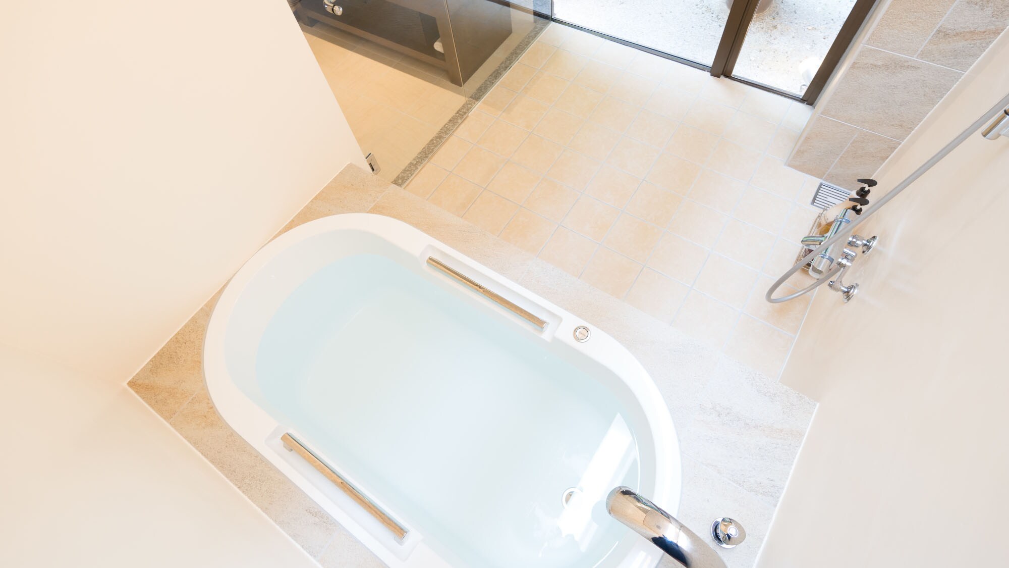・Relieve your daily fatigue in the glass-walled, open bathroom [Visceras Suite 50m2]